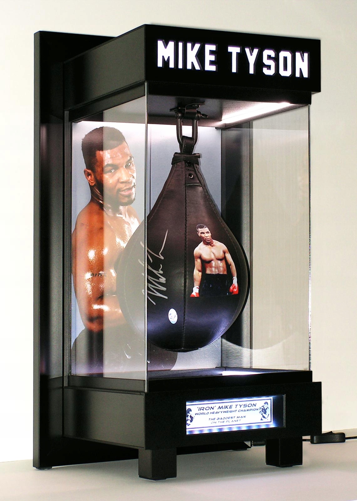 Mike Tyson autograf na gruszce bokserskiej w oprawie ! na biuro prezesa HIT