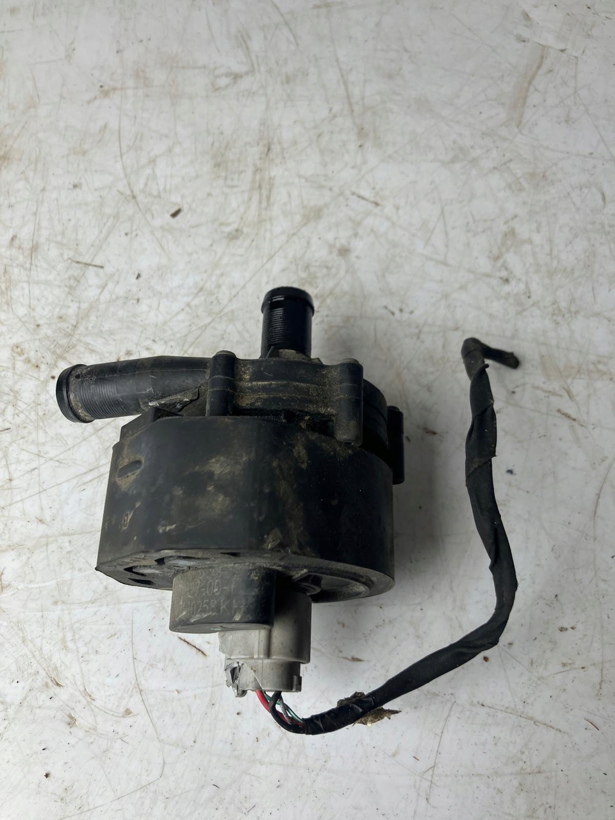 supplementary water pump 1037327-00 TESLA MODEL S