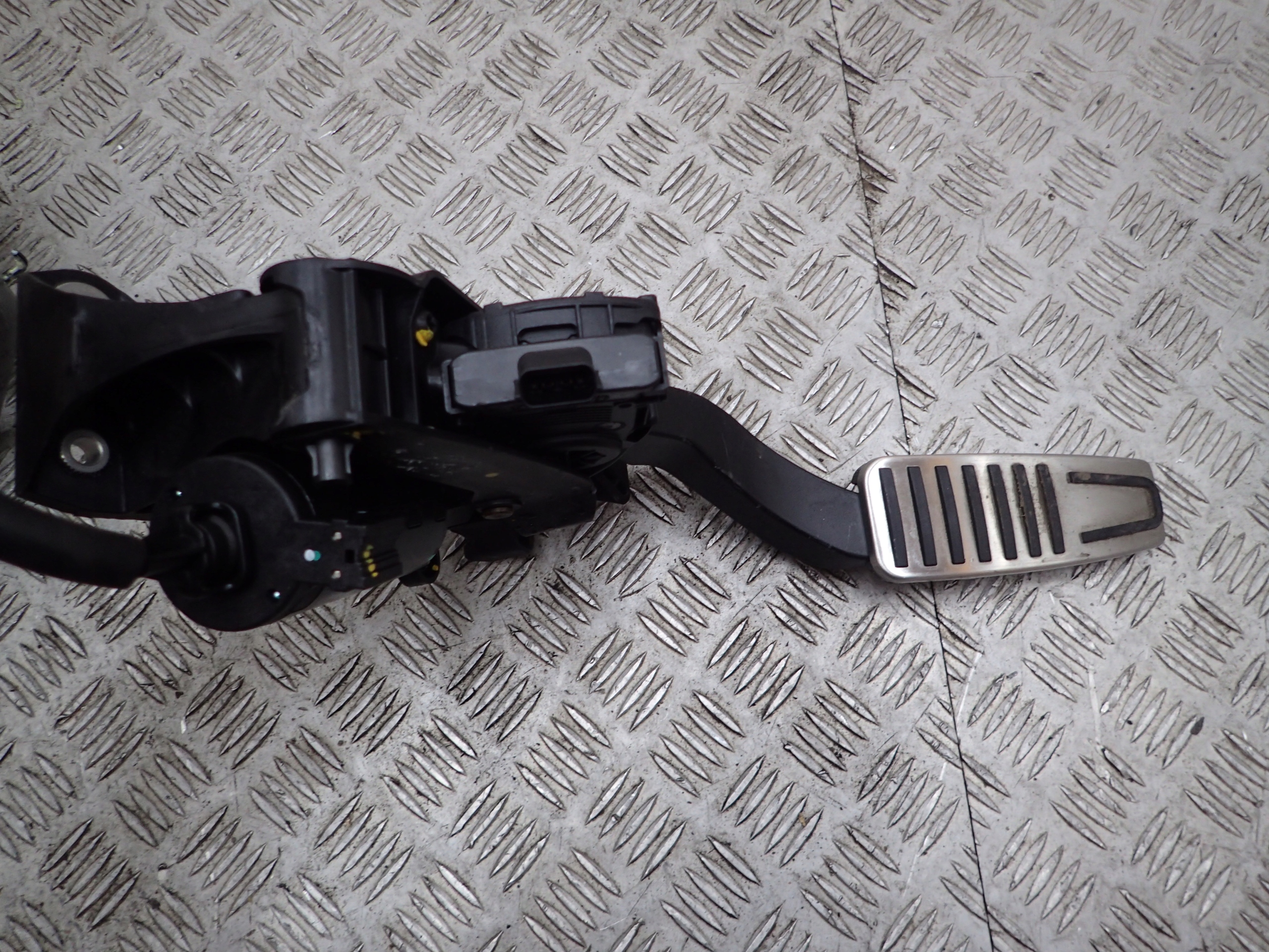 MASERATI LEVANTE PEDAŁ GAZU STELAŻ NAKŁADKA