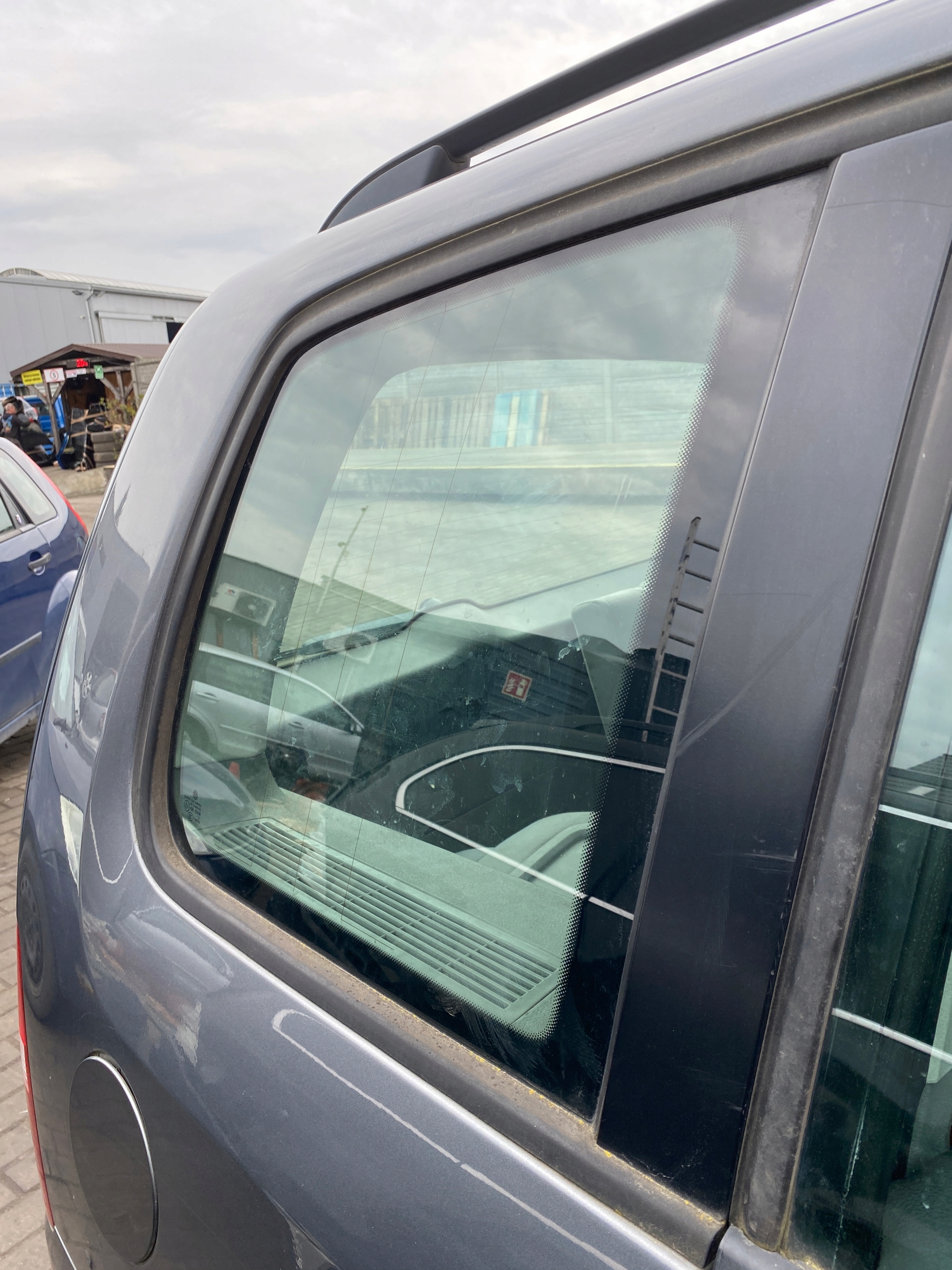 VW Touran 1 l 03-05 window bodywork side right without USZCZELKI