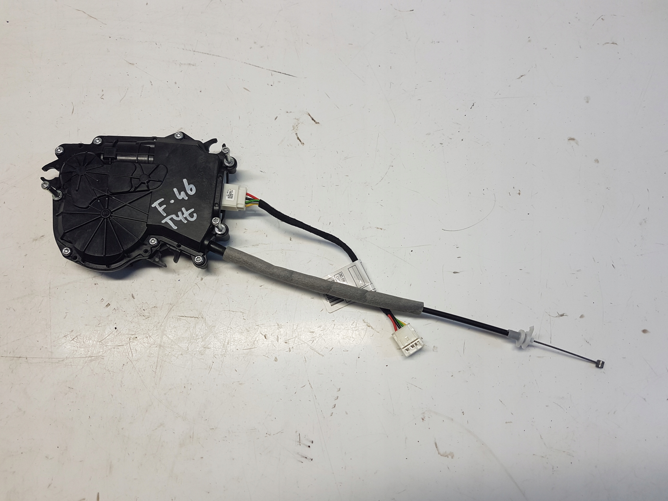 BMW 2 F46 Dociag bonnet boot 73485311