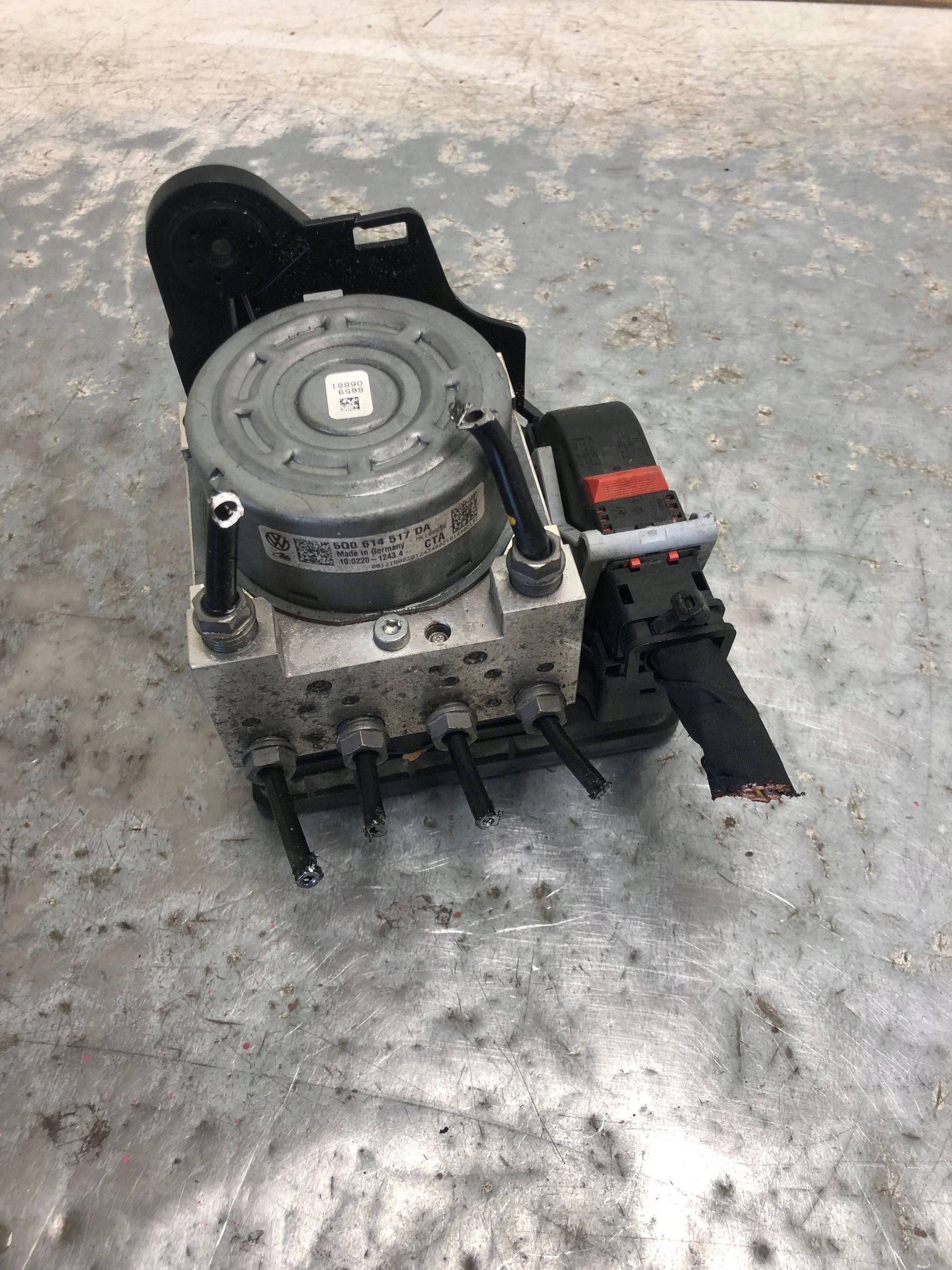 pumpa ABS VW PASSAT B8 5Q0614517DA