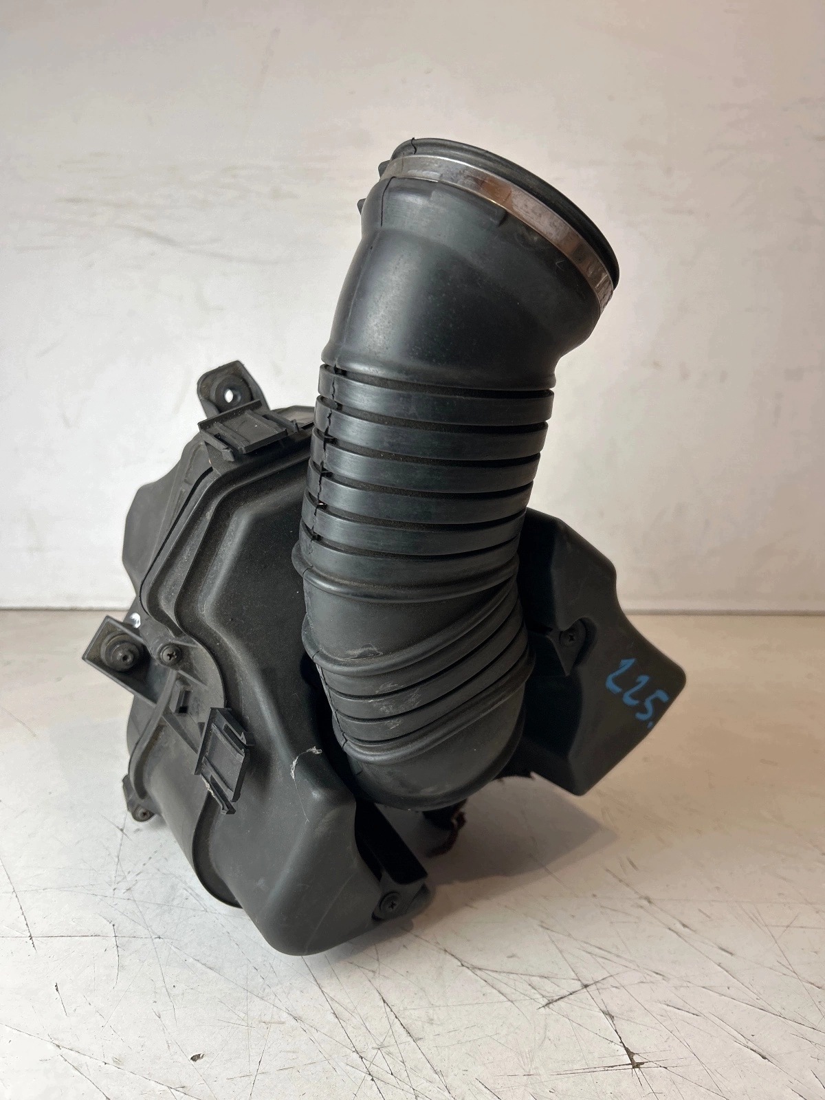 air filter housing Audi A8 D3 lift 6.0 W12