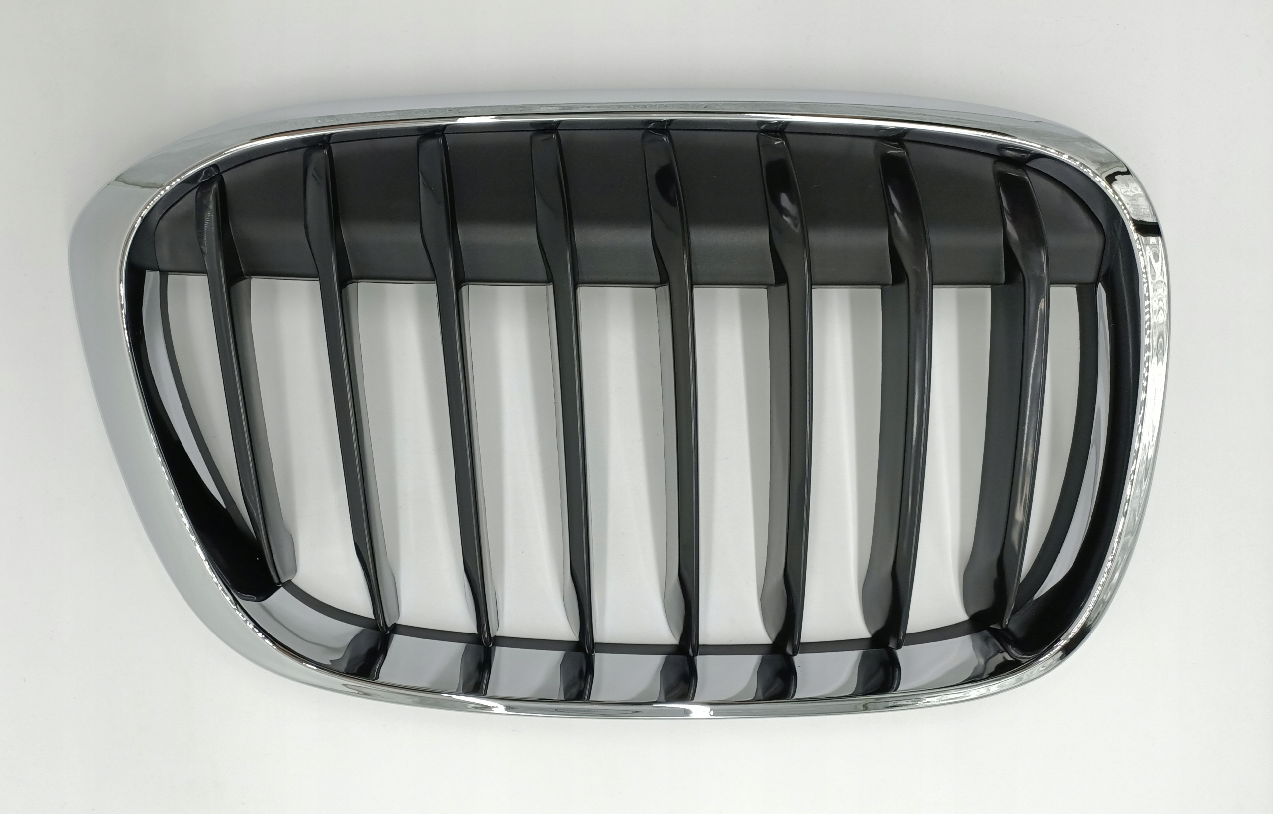 ATRAPA NERKA CHROM BMW X1 F48 SPORT LINE PRAWA Strona zabudowy Przednie