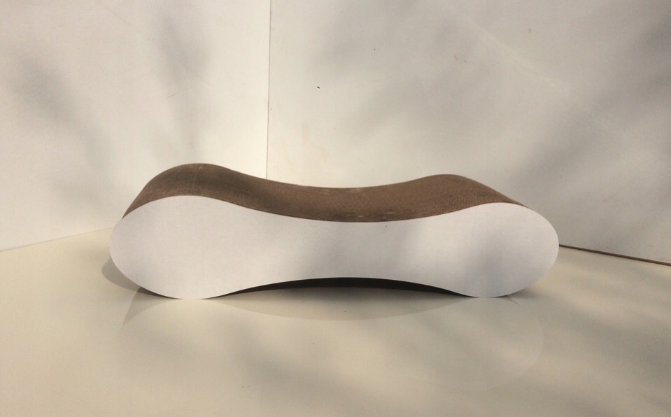 Levně Kartonové škrabadlo pro kočky, Lehátko a hračka 2v1 ve tvaru vlny 57x14x31 cm