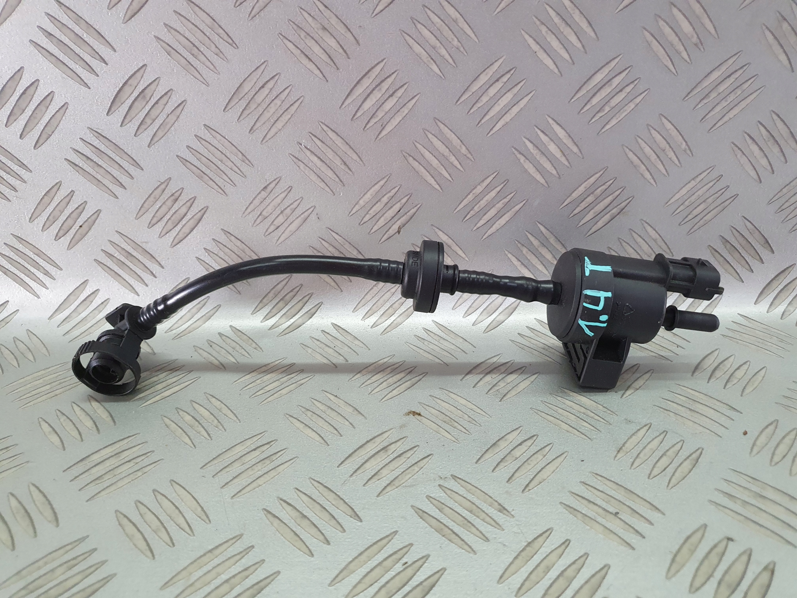 55576071 - ДАТЧИК ПАРОВ ТОПЛИВА OPEL CORSA D 1.4 TURBO