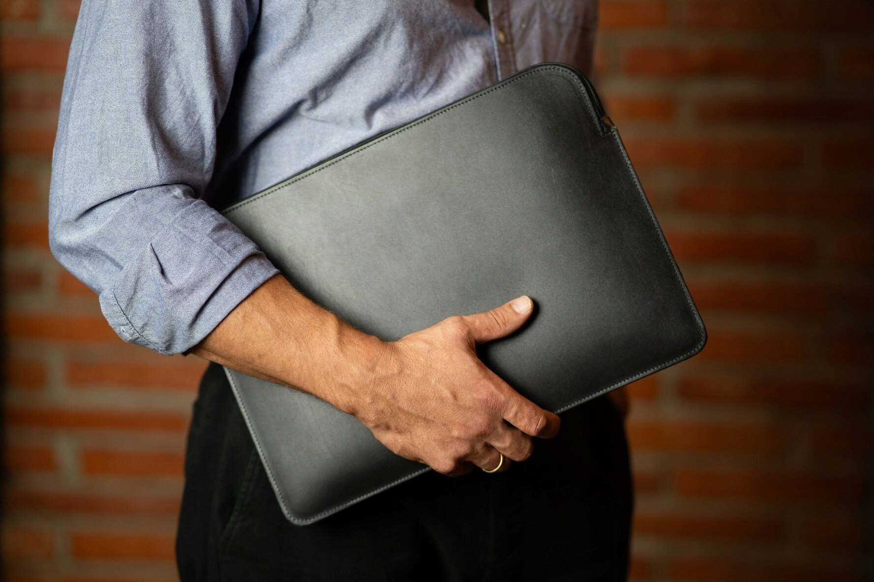BALTAN Etui skórzane z zamkiem do MacBooka Air 15" czarne — 12