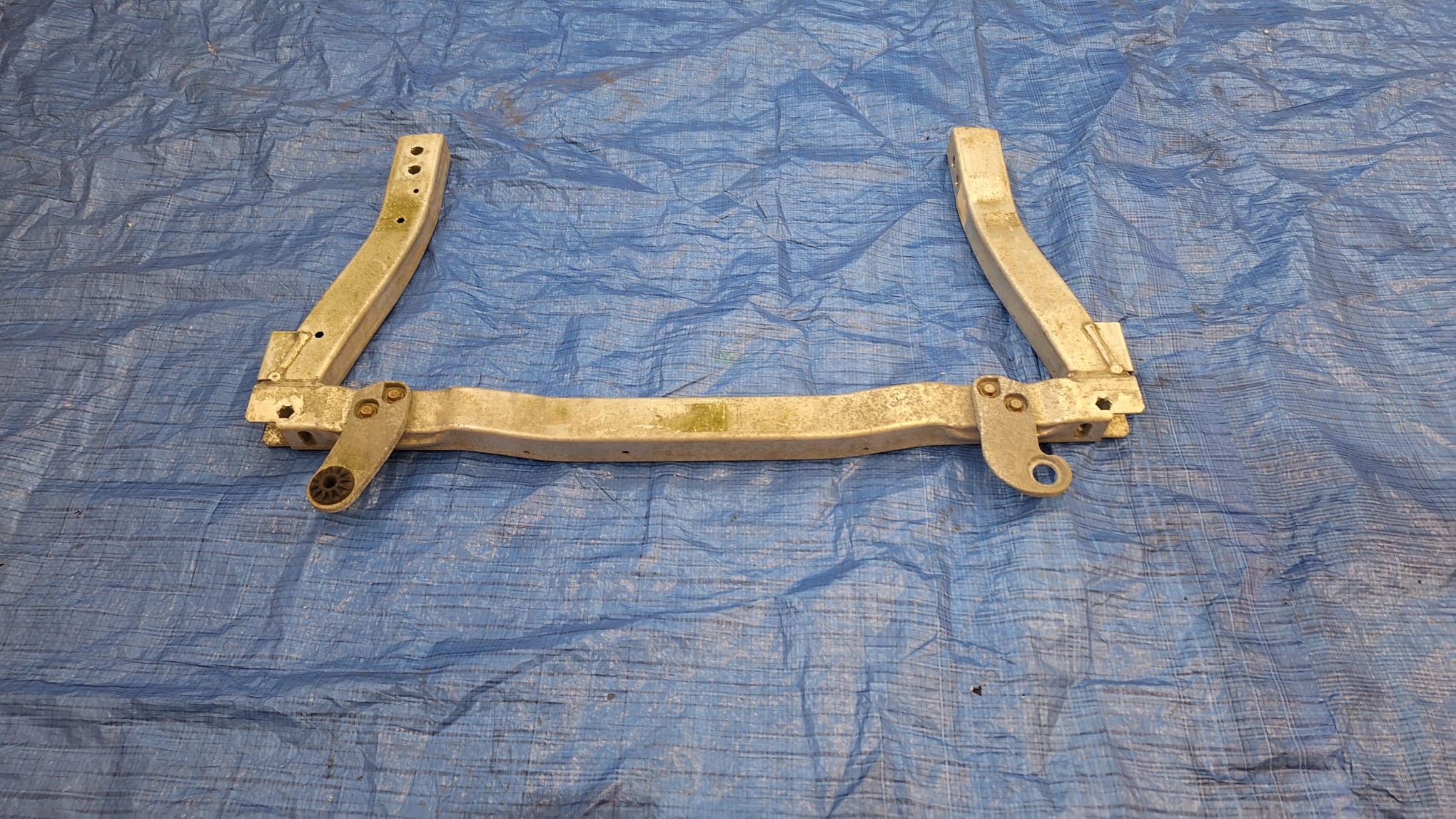 lower radiator stiffener pillar front 390153376 OPEL ADAM 1,0T 16R