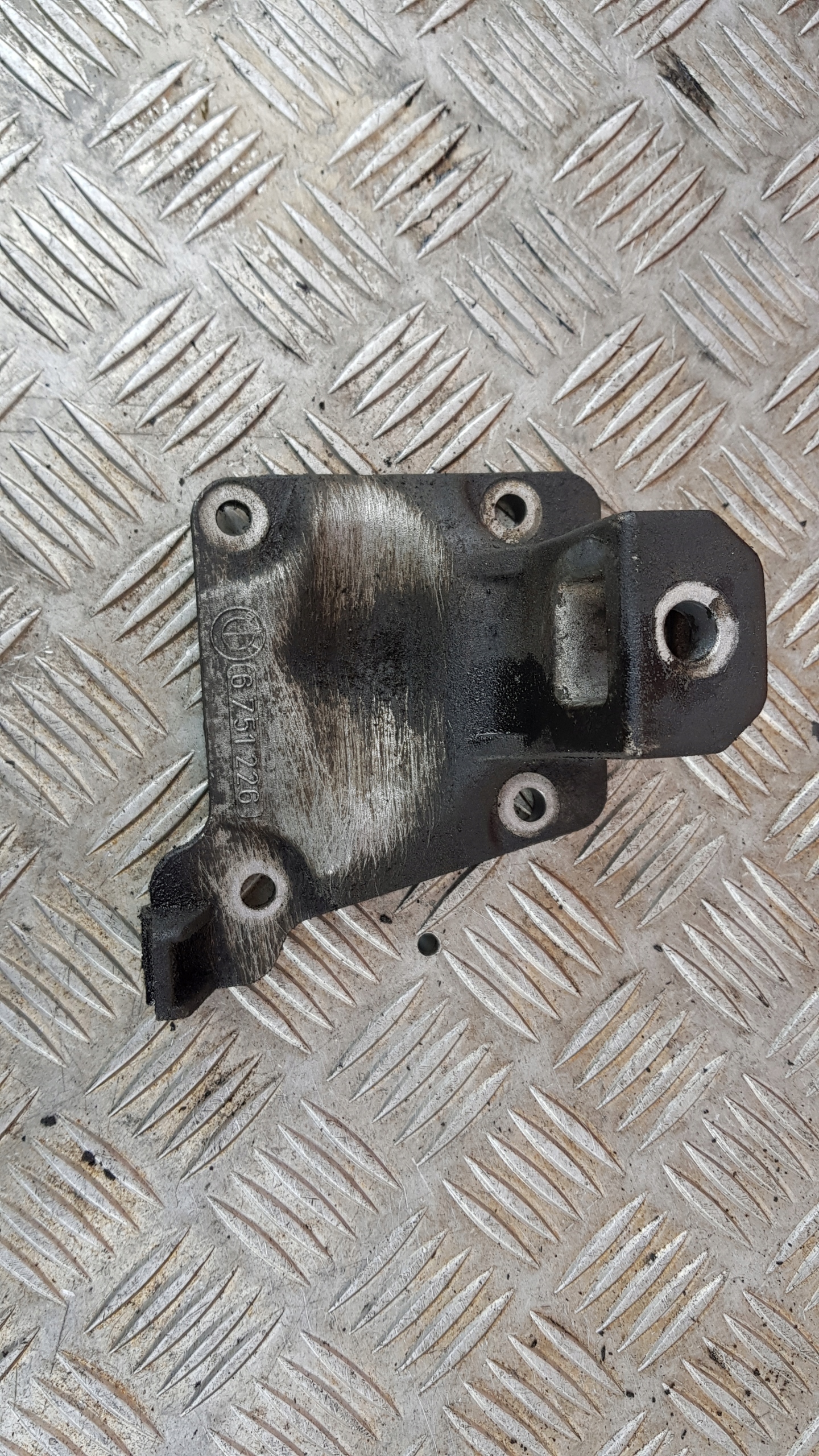 BMW 5 E39 525D 530D APA holder engine mount 6751226