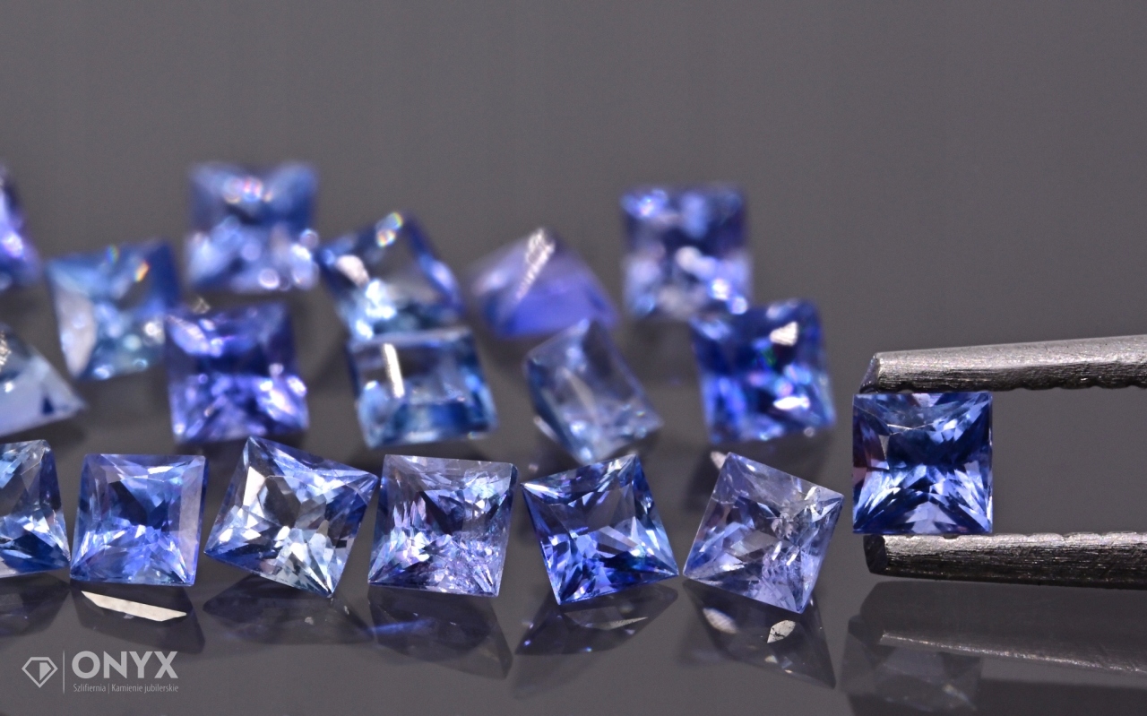 Safír modrý fazetovaný čtverec 2,5x2,5 mm