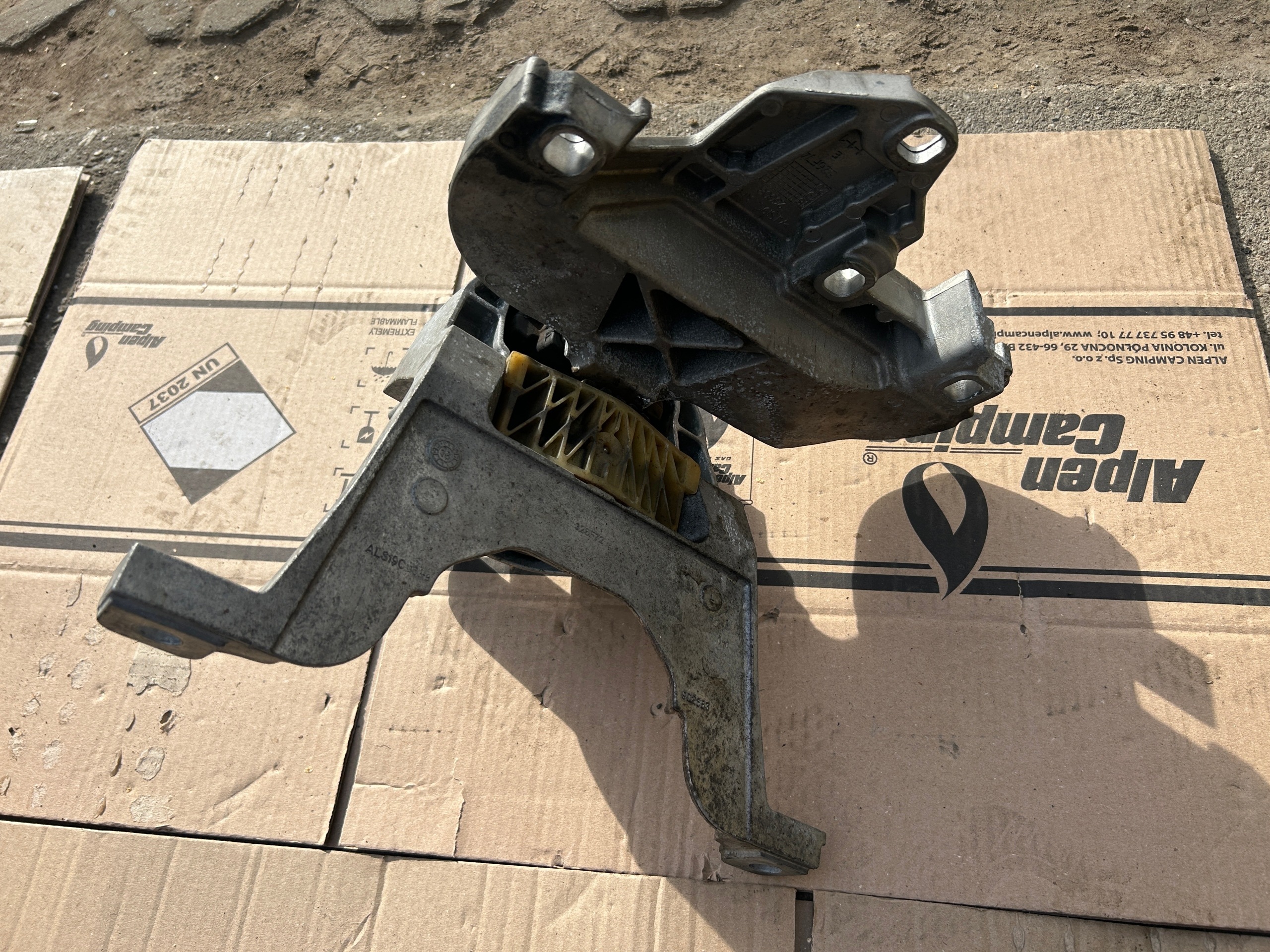 MERCEDES W177 1,3 CGI engine mount A2472402700