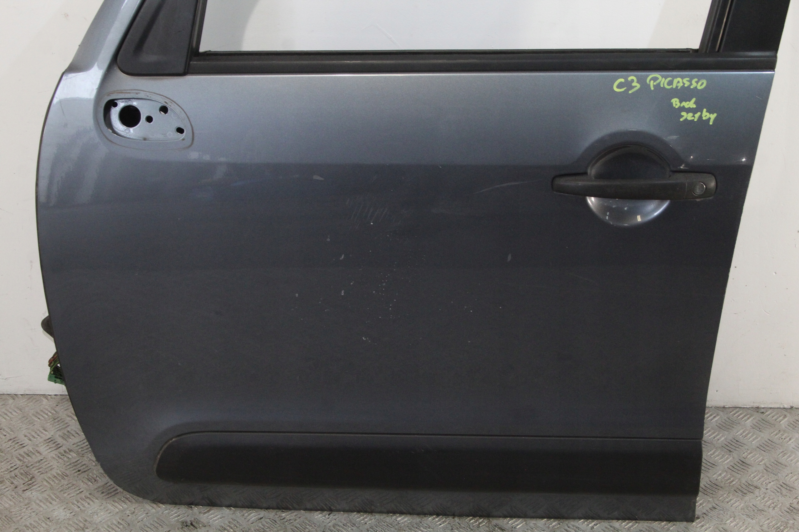 door left front front does not have windows CITROEN C3 PICASSO