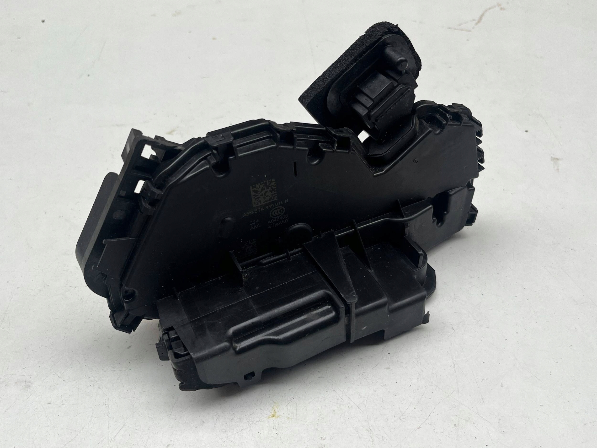 AUDI A3 8Y lock door TYLNYCH left 5TA839015N !J