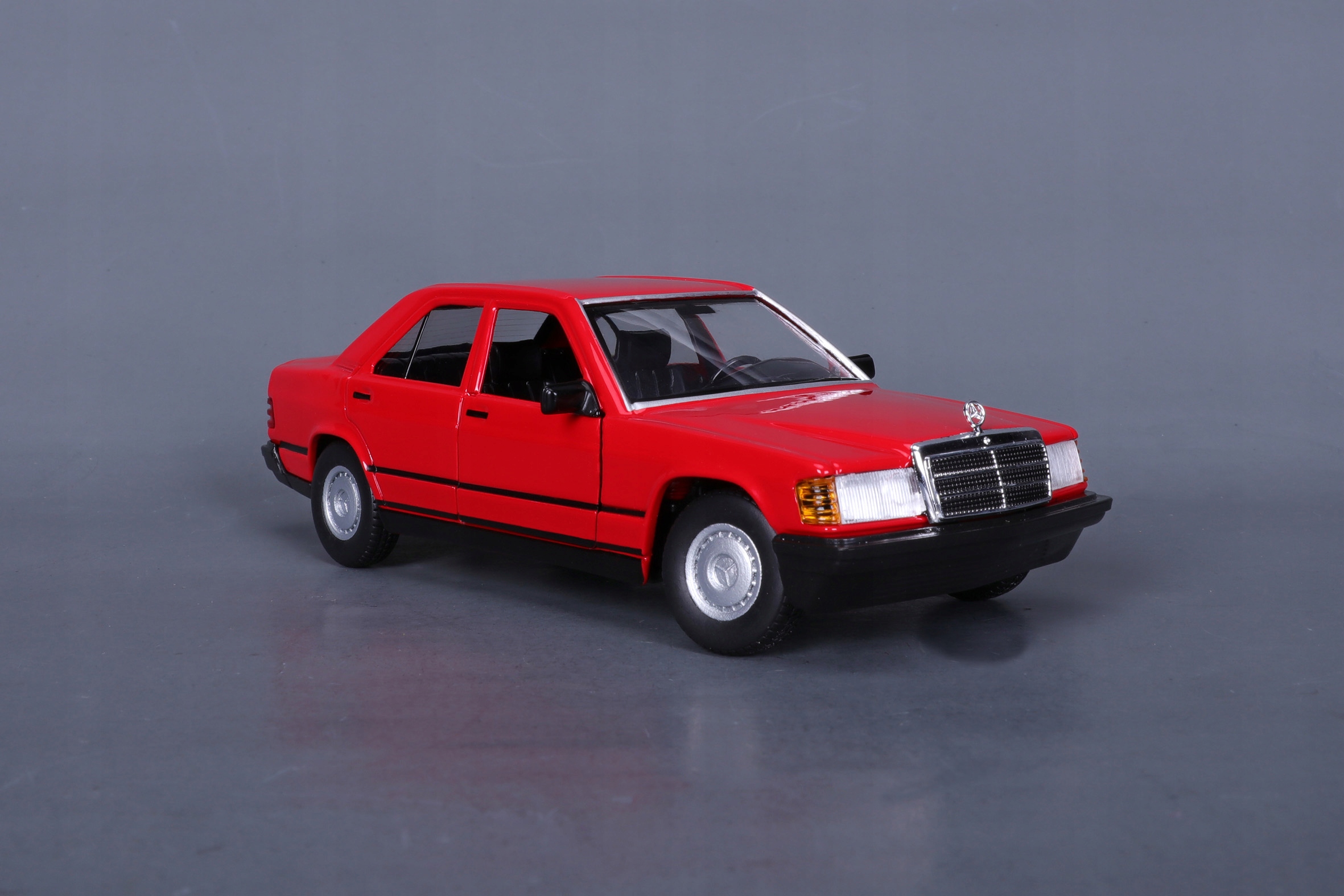 Mercedes-Benz 190E 1987 1:24 Bburago 18-21103 CZERWONY MODEL SAMOCHODU Marka Bburago