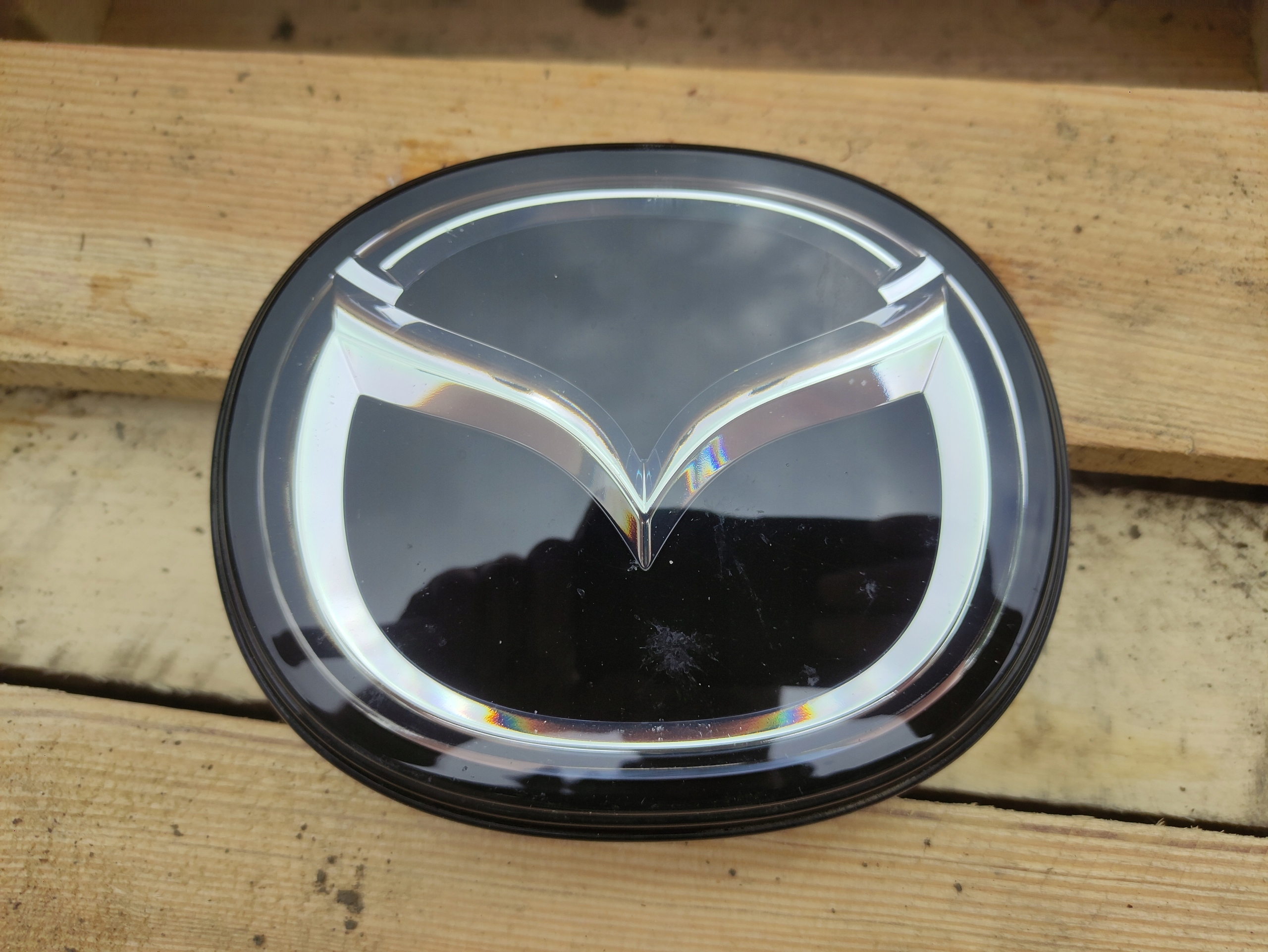 MAZDA CX-30 ZNACZEK EMBLEMAT PRZÓD POD RADAR