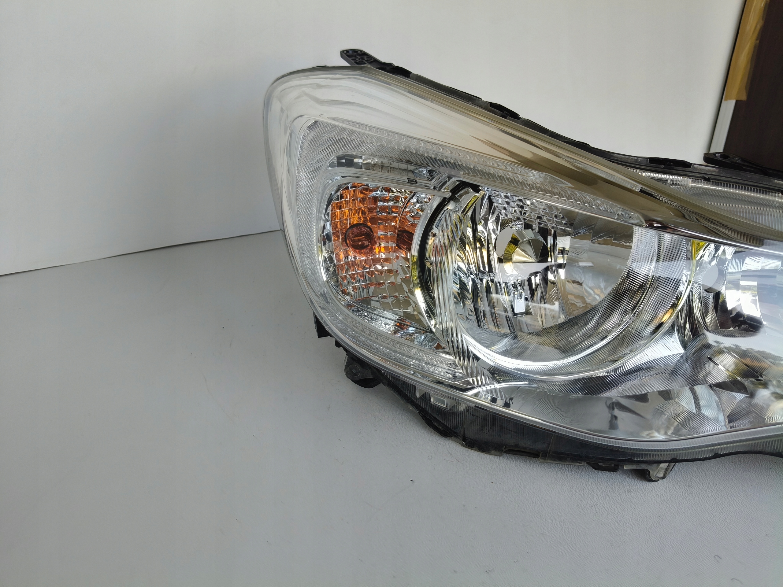 light right REFLEKTOR SUBARU XV 11