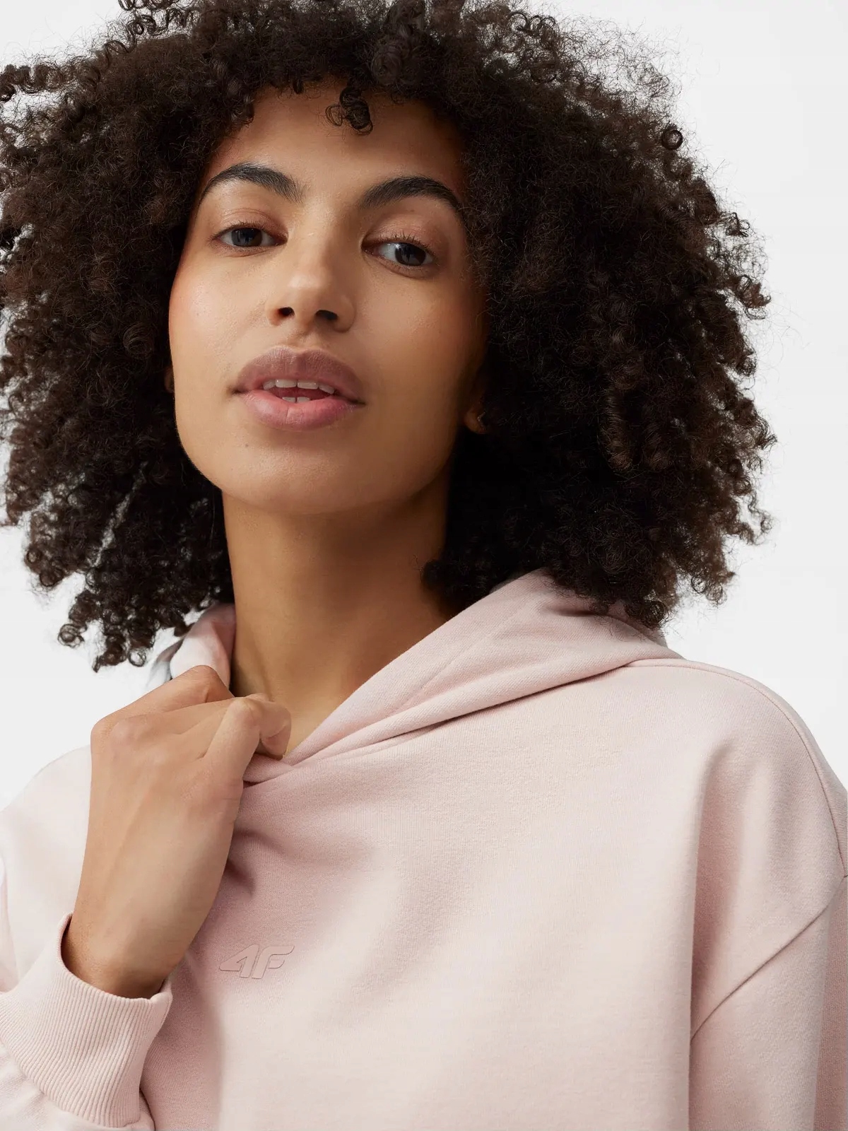 BLUZA DAMSKA 4F DRESOWA Z KAPTUREM SPORTOWA KRÓTKA SS23F244 Rodzaj wkładane przez głowę z kapturem