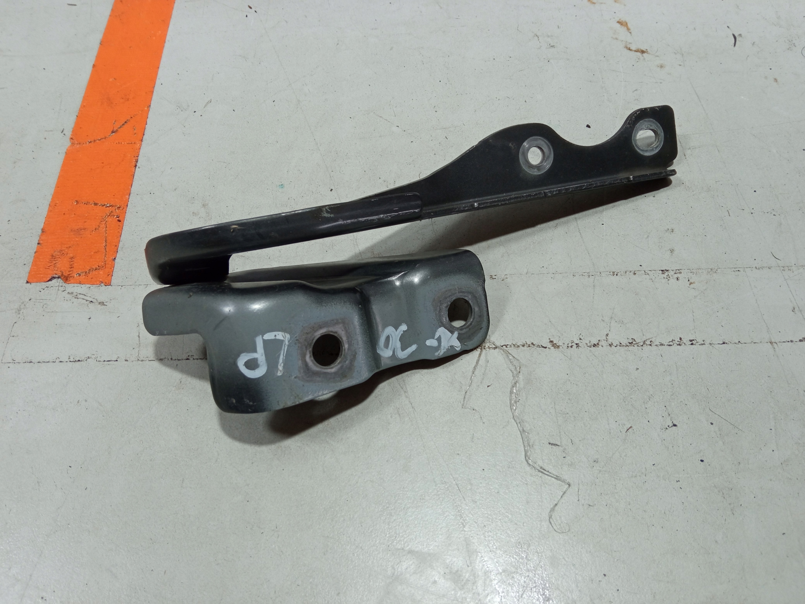 MAZDA CX-30 ZAWIAS MASKI LEWY