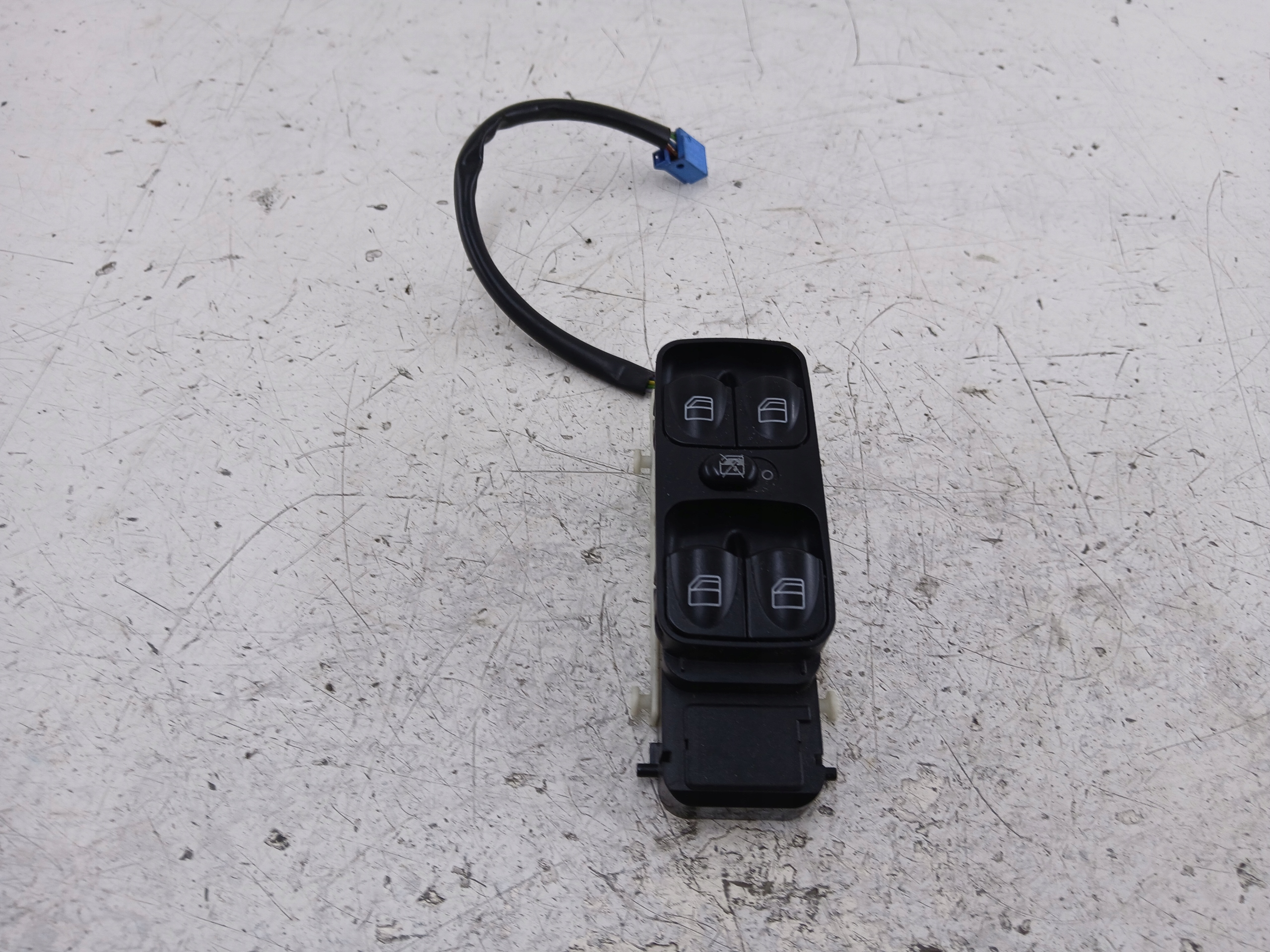 MERCEDES W203 PANEL okna levý předek A2038210479