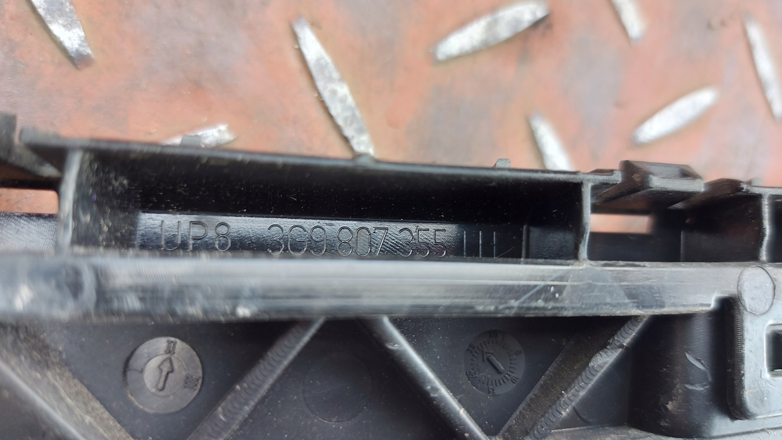bumper bracket left rear part VW PASSAT B8 KOMBI