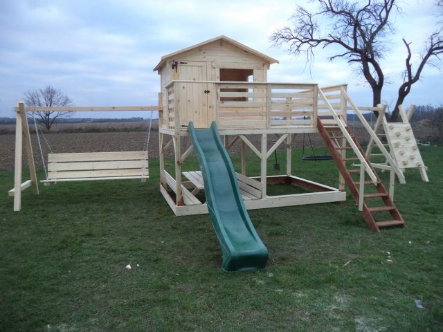 Vaikų lauko žaidimų aikštelė su nameliu su čiuožykla su smėlio dėže su sūpynėmis su laipiojimo zona su staliuku 220x150