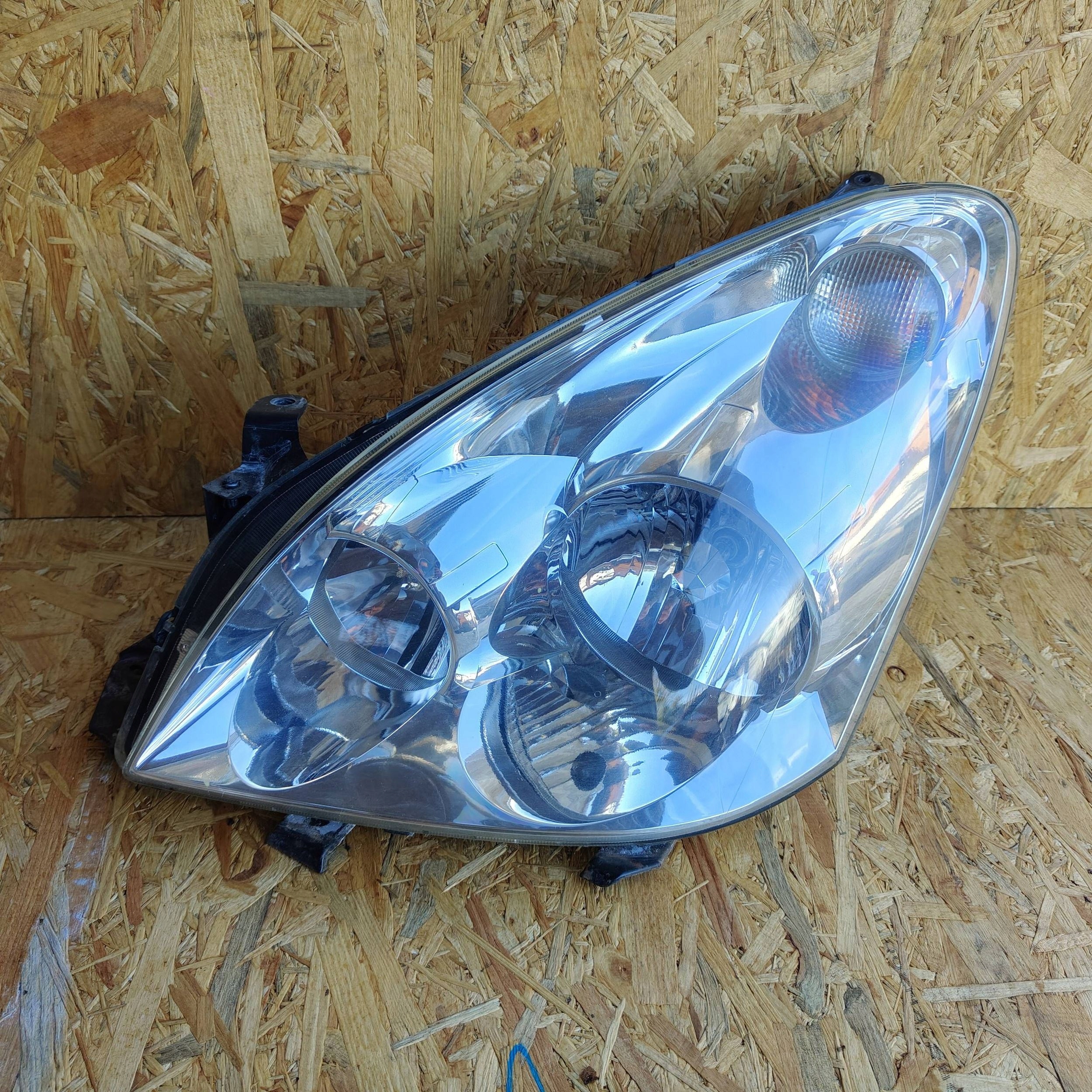 Reflektor front side left Toyota Corolla E120 E130 7357230400