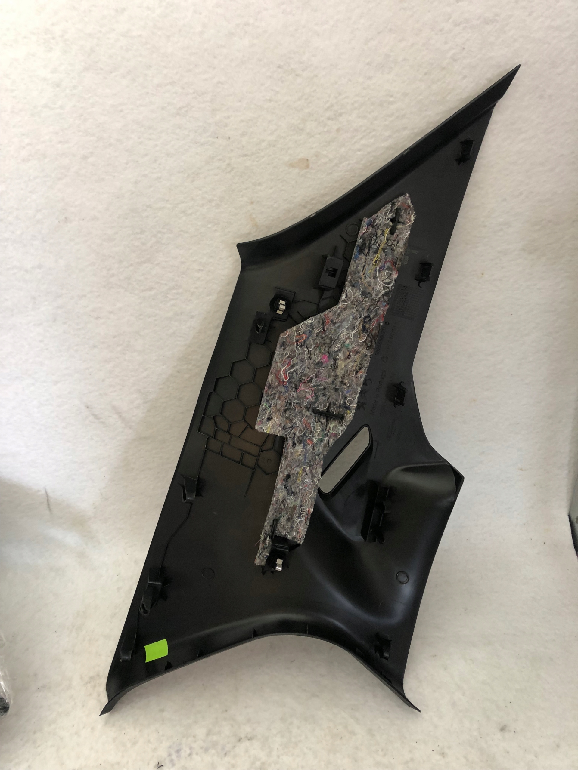 NOWA OSŁONA SŁUPKA TYLNEGO LEWY GÓRNY PEUGEOT 2008 II 98255680ZD Numer katalogowy części 98255680ZD 98 25 56 80 ZD