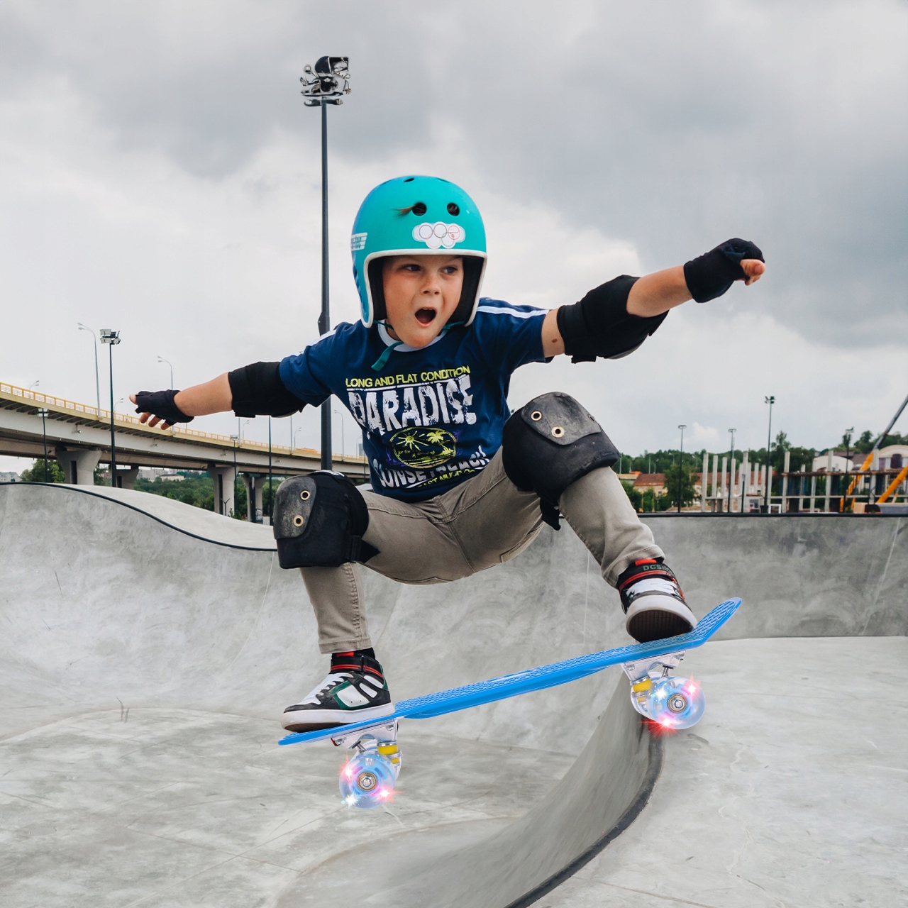 FISZKA DESKOROLKA DLA DZIECI ŚWIECĄCE KOŁA LED NIEBIESKA 56CM ABEC7 RGB Szerokość 15