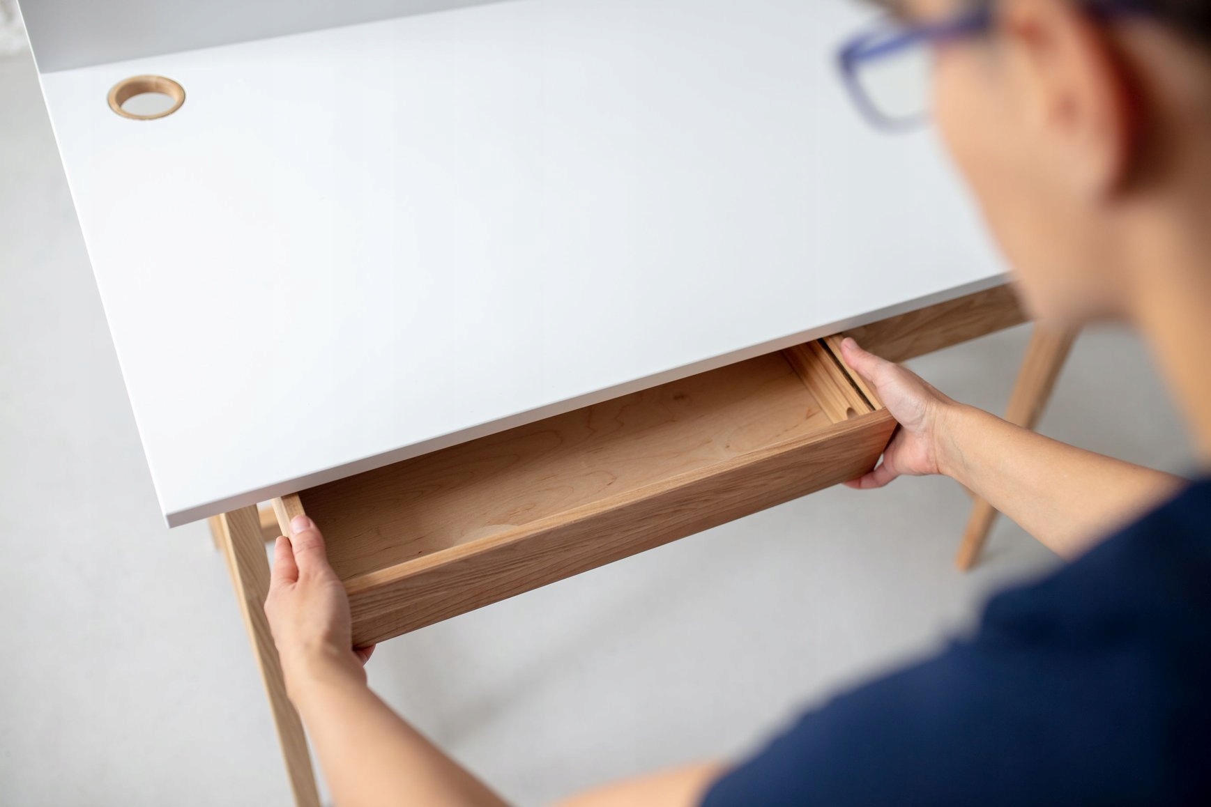 Wygodne biurko jesion biały blat 110 cm 2 szuflady Materiał korpusu drewno