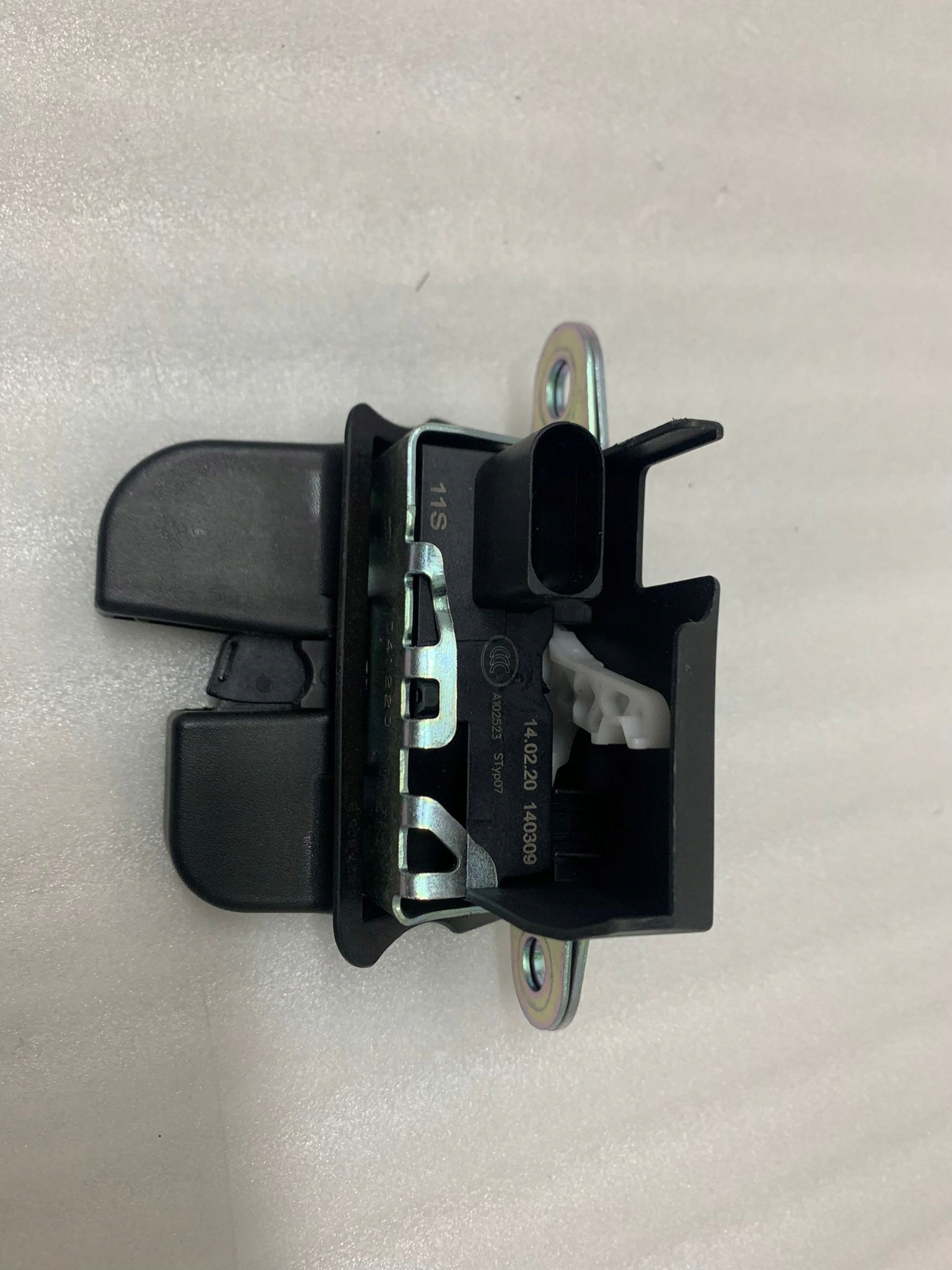 2G6827505B - Замок багажника VW POLO 2G