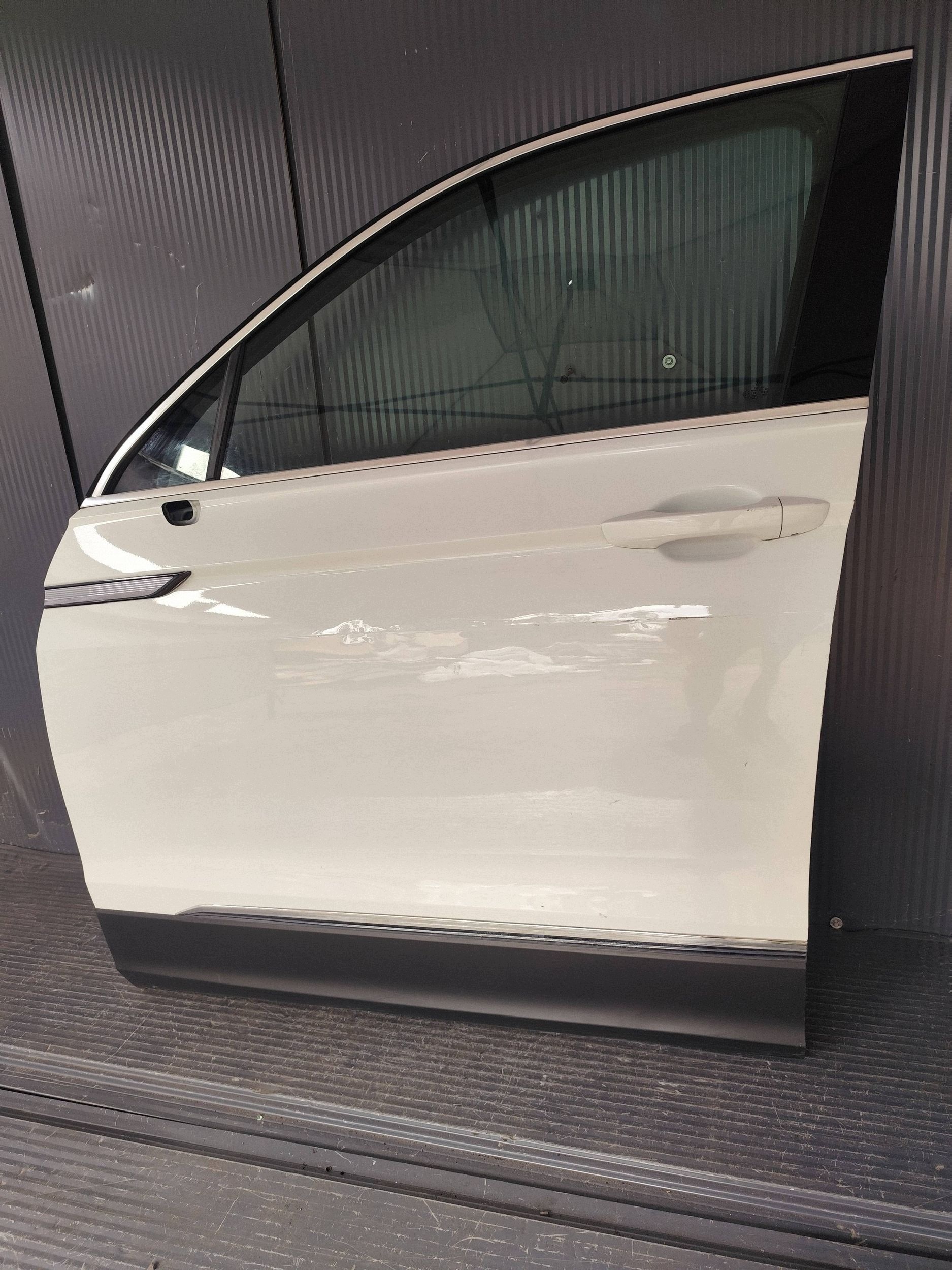 VW TIGUAN II LIFT 5NA door front left complete dismantling