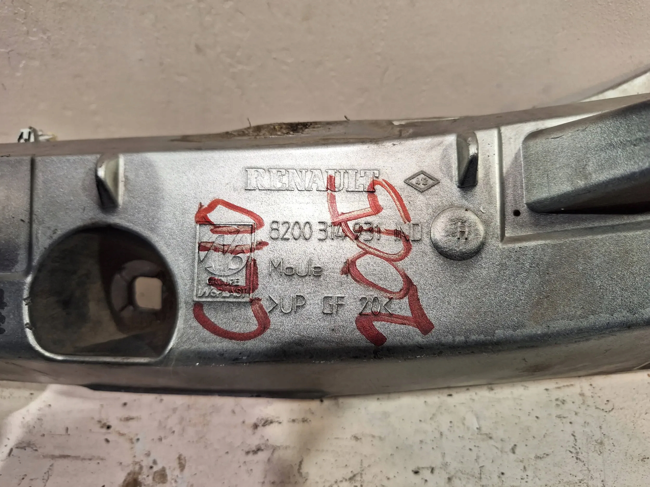 CONSOLE AILE DROITE AVANT 8200314931 RENAULT CLIO III 05