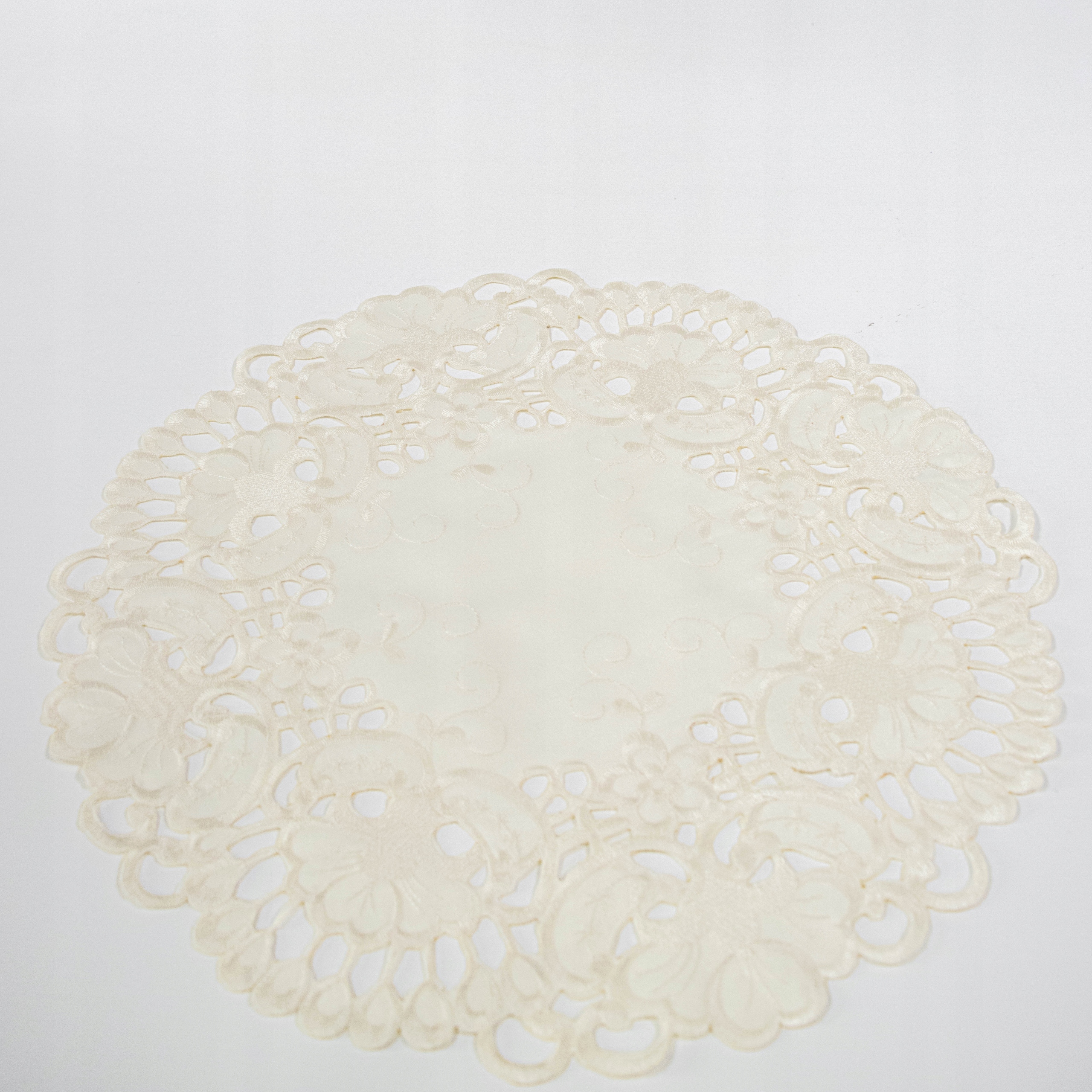 

serwetka haftowana koło 40 cm beżowa