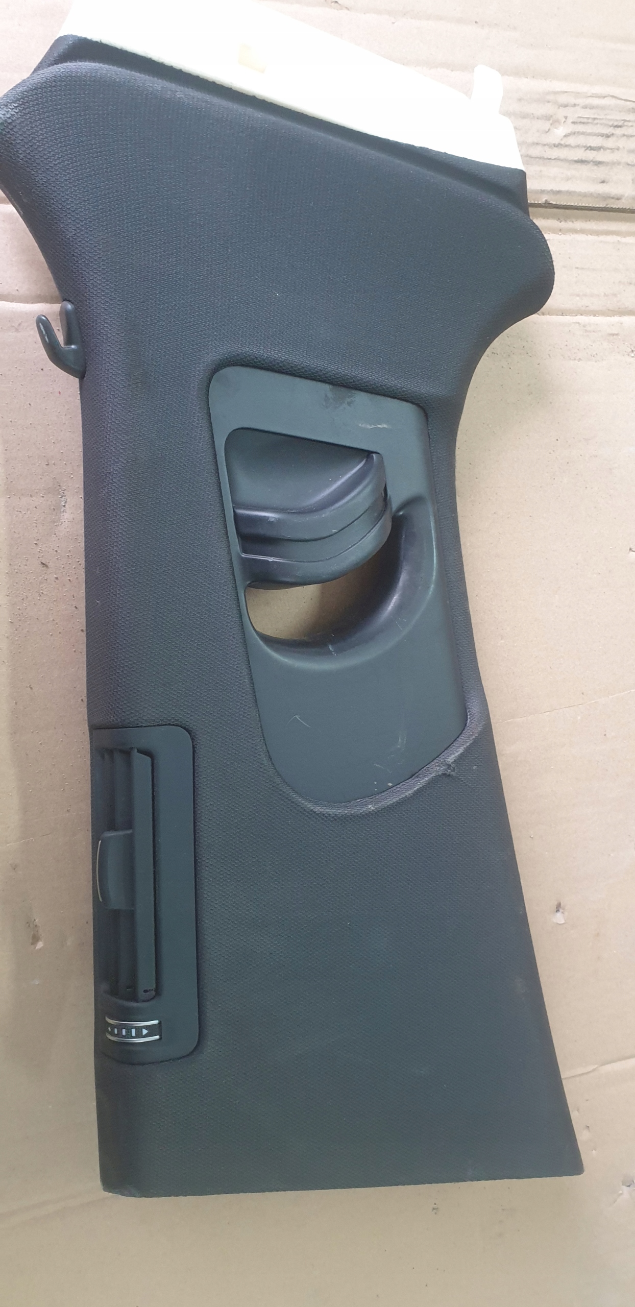 Левая крышка стойки AUDI A6 C7 4G0867243A