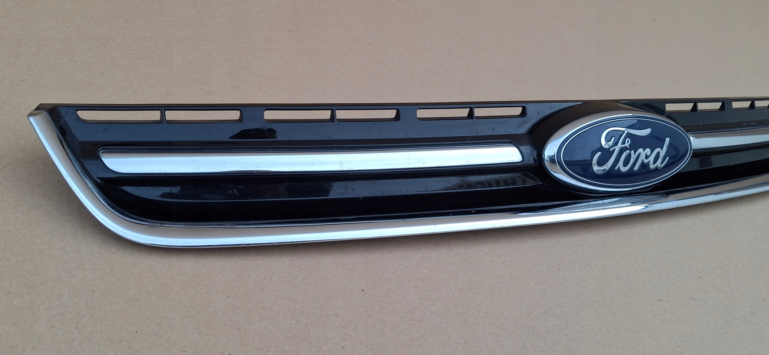 FORD KUGA MK2 ESCAPE GRILL ATRAPA CHŁODNICY EMBLEMAT CHROM CV44-8150-AEW Producent części FORD