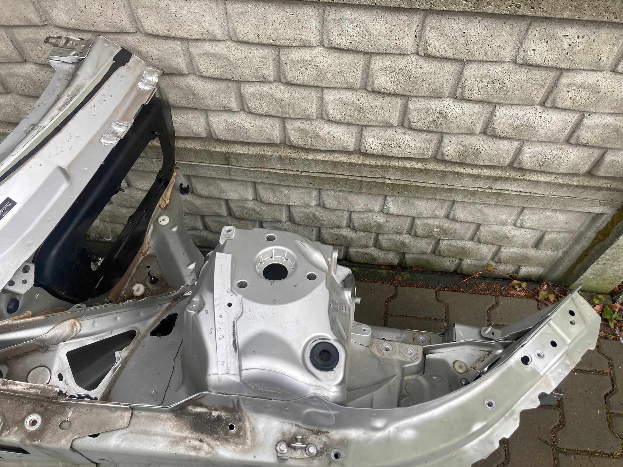 Volvo V60 II 2022 right quarter front threshold pillar