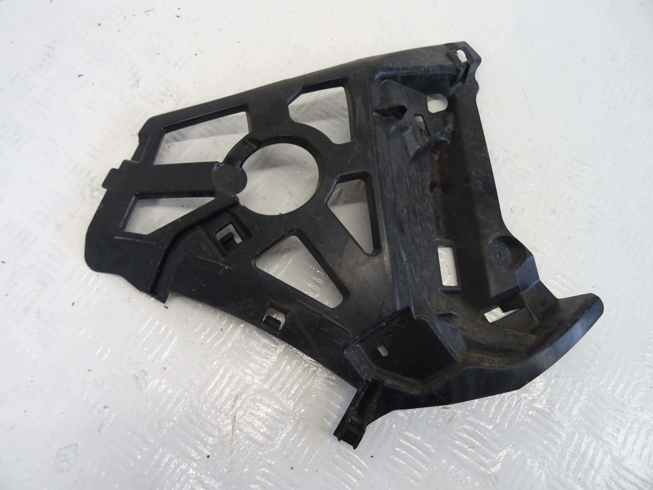 bumper bracket right rear part CITROEN C4 III 9840131577