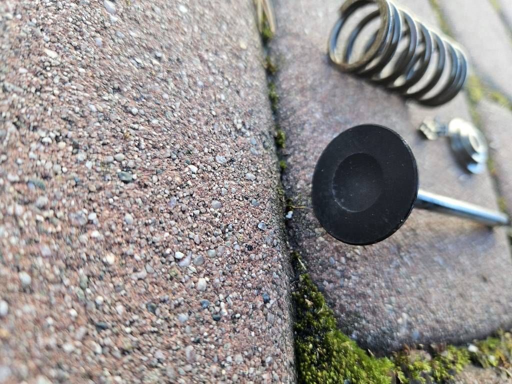 valve exhaust szklanka + spring + Zabezpieczenie Opel Corsa E B14XER