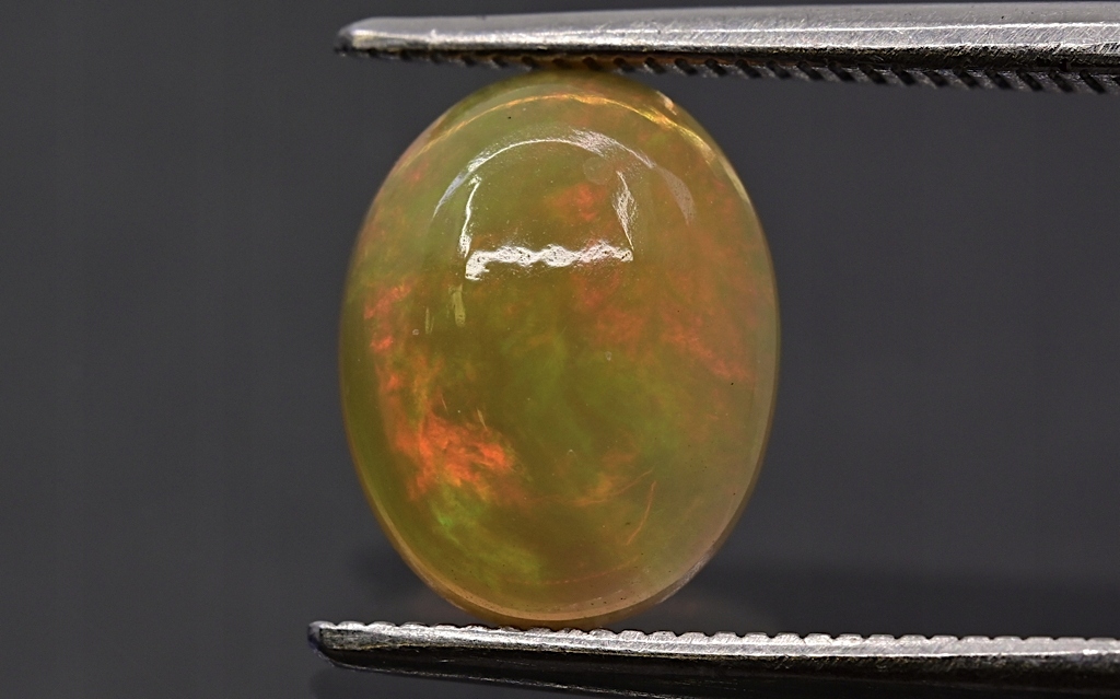 Opál z Etiopie kabošon ovál 9x7 mm