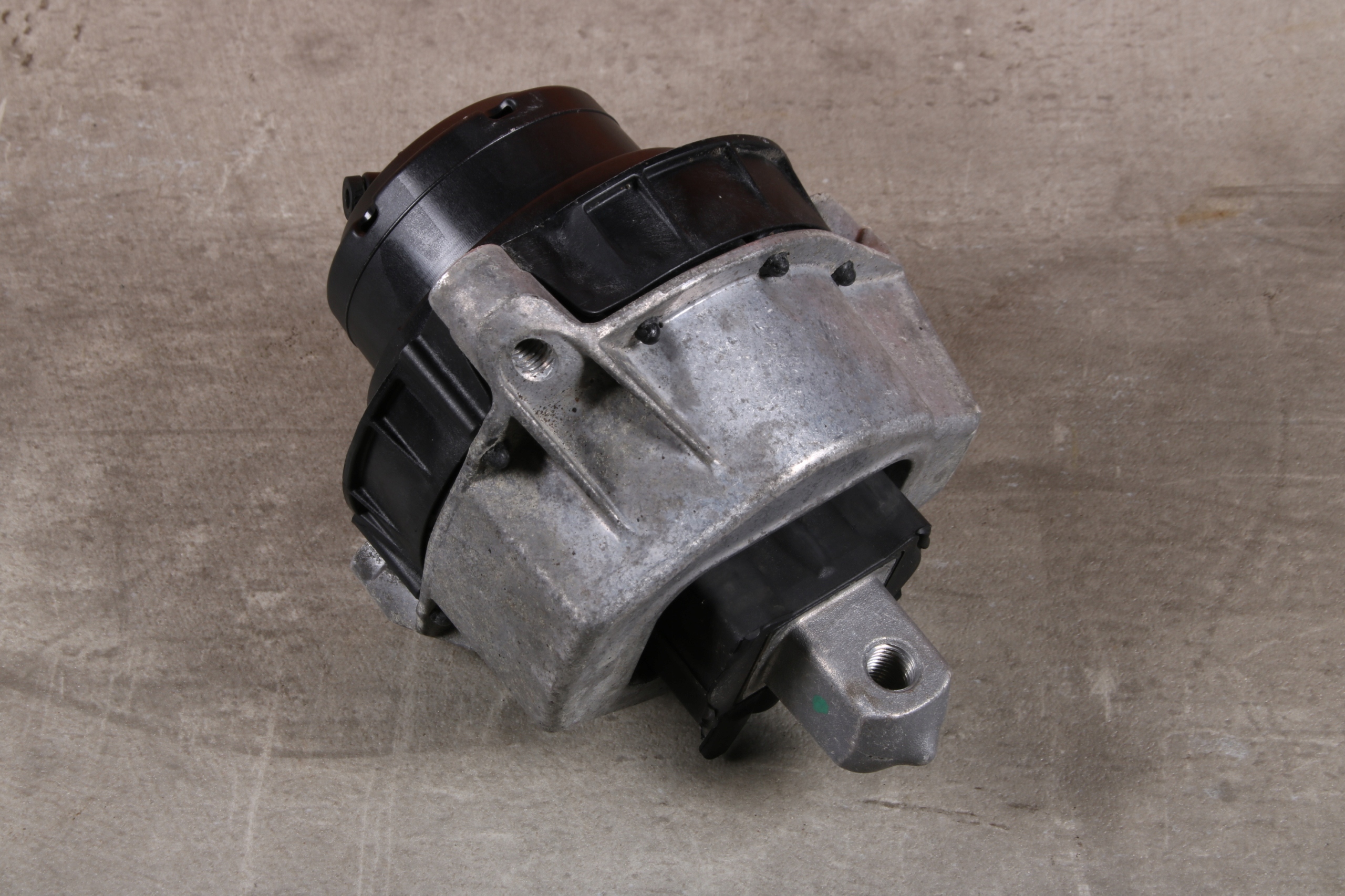 BMW G20 G21 320eX 330eX engine mount right 6860502