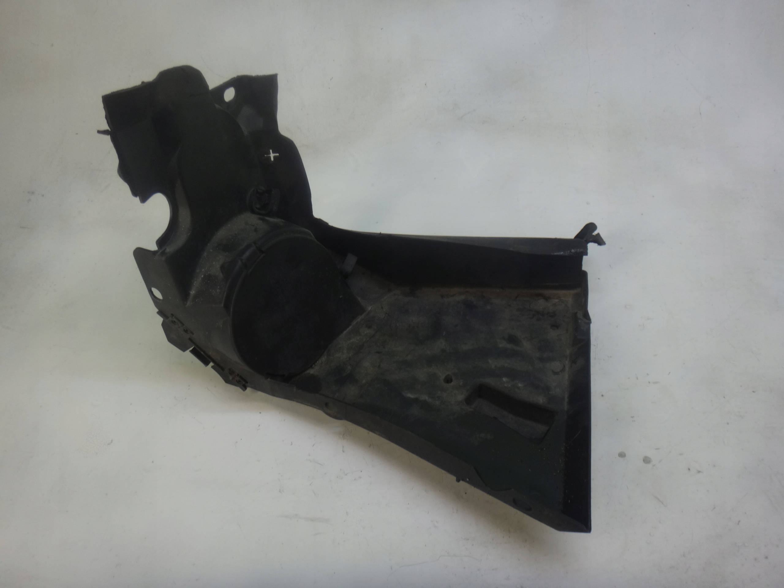 OSŁONA PODŁUŻNICY PRAWA BMW 7 E38 8209028