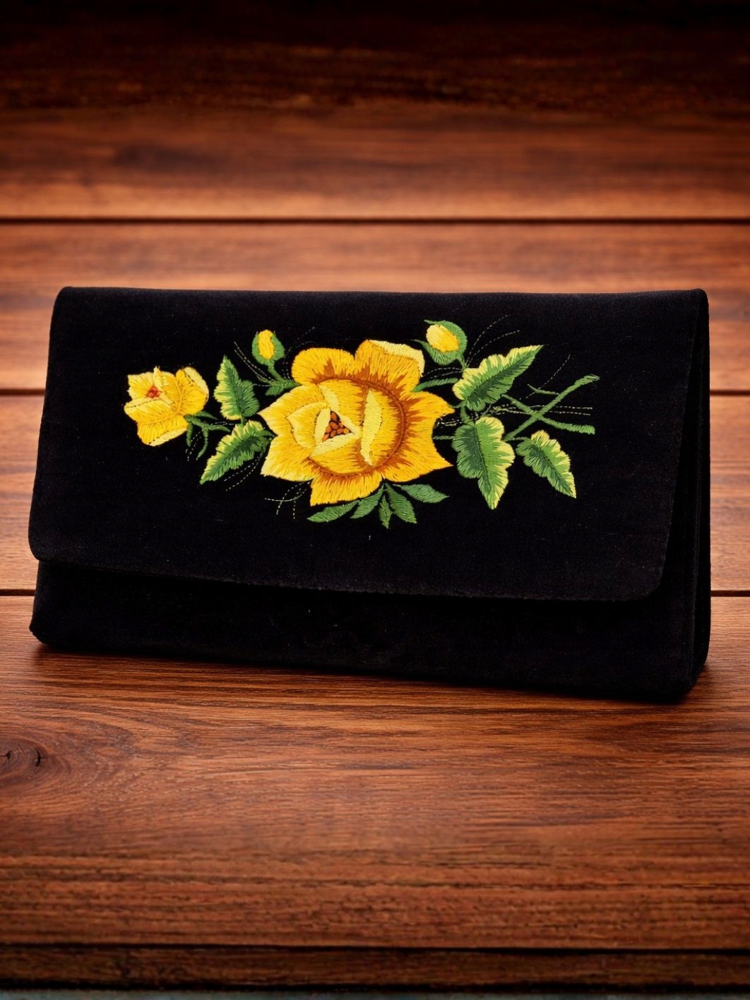 Kabelka psaníčko s výšivkou na rameni – samet s rybářským vzorem