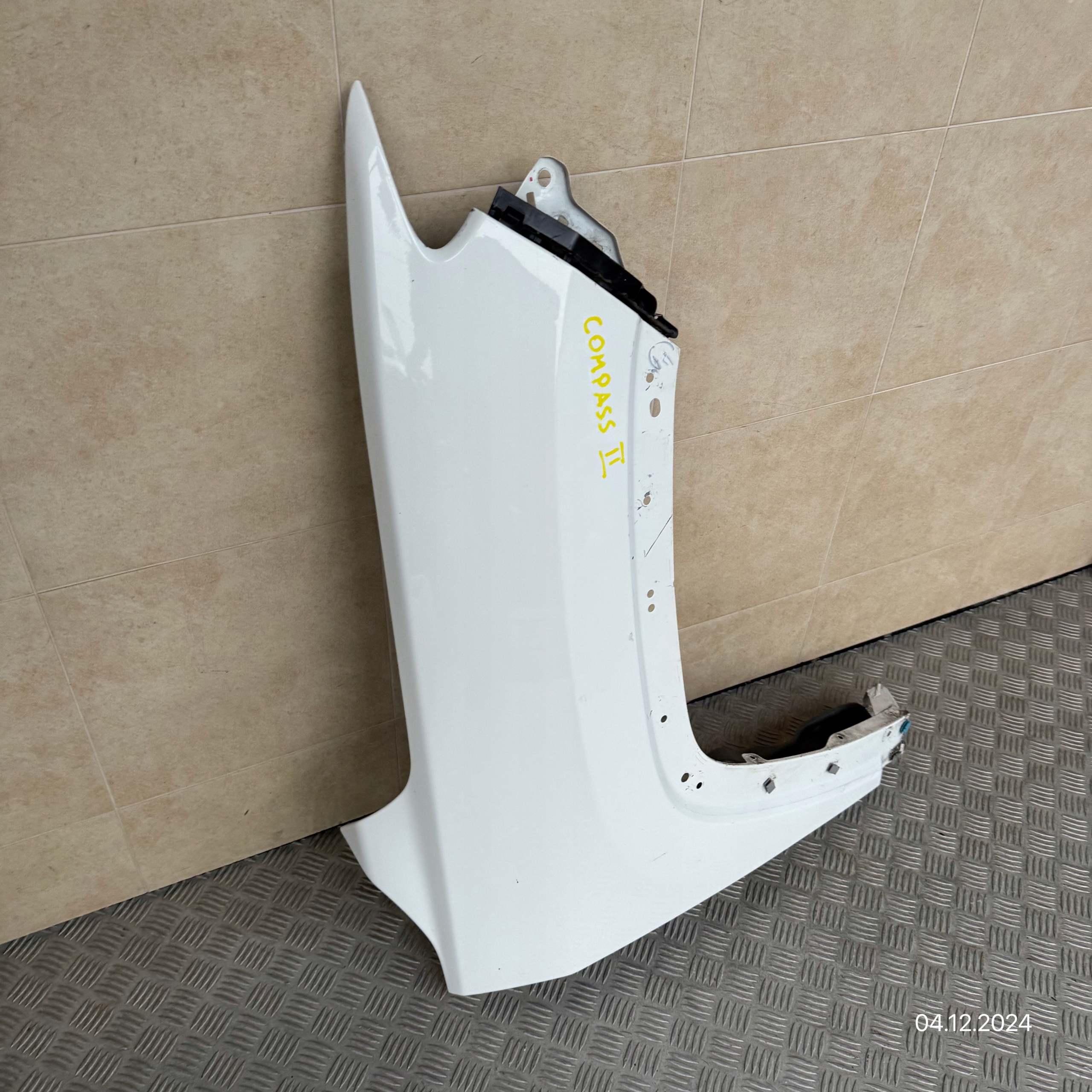 BŁOTNIK PRZEDNI PRAWY JEEP COMPASS II 2017 ROK Kolor do lakierowania