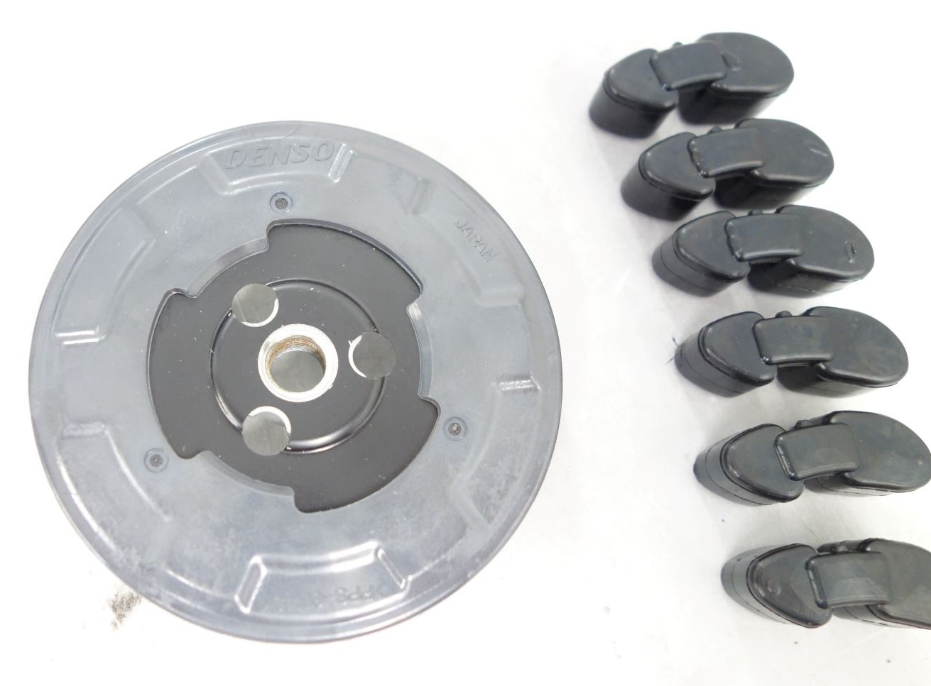 TARCZA SPRZĘGŁA SPRĘŻARKI ORYGINAŁ DENSO + GUMKI