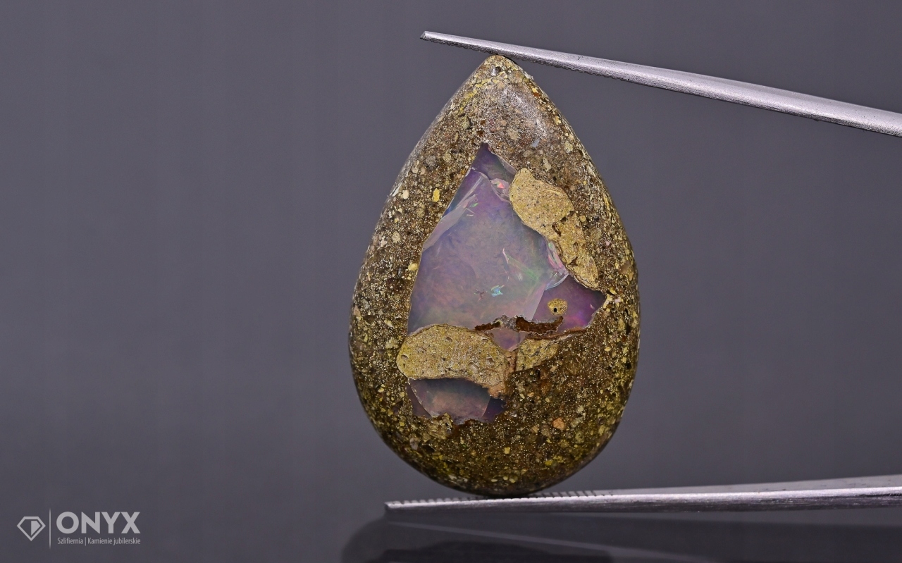 Opál z Etiopie v mateřské skále kabošon slza