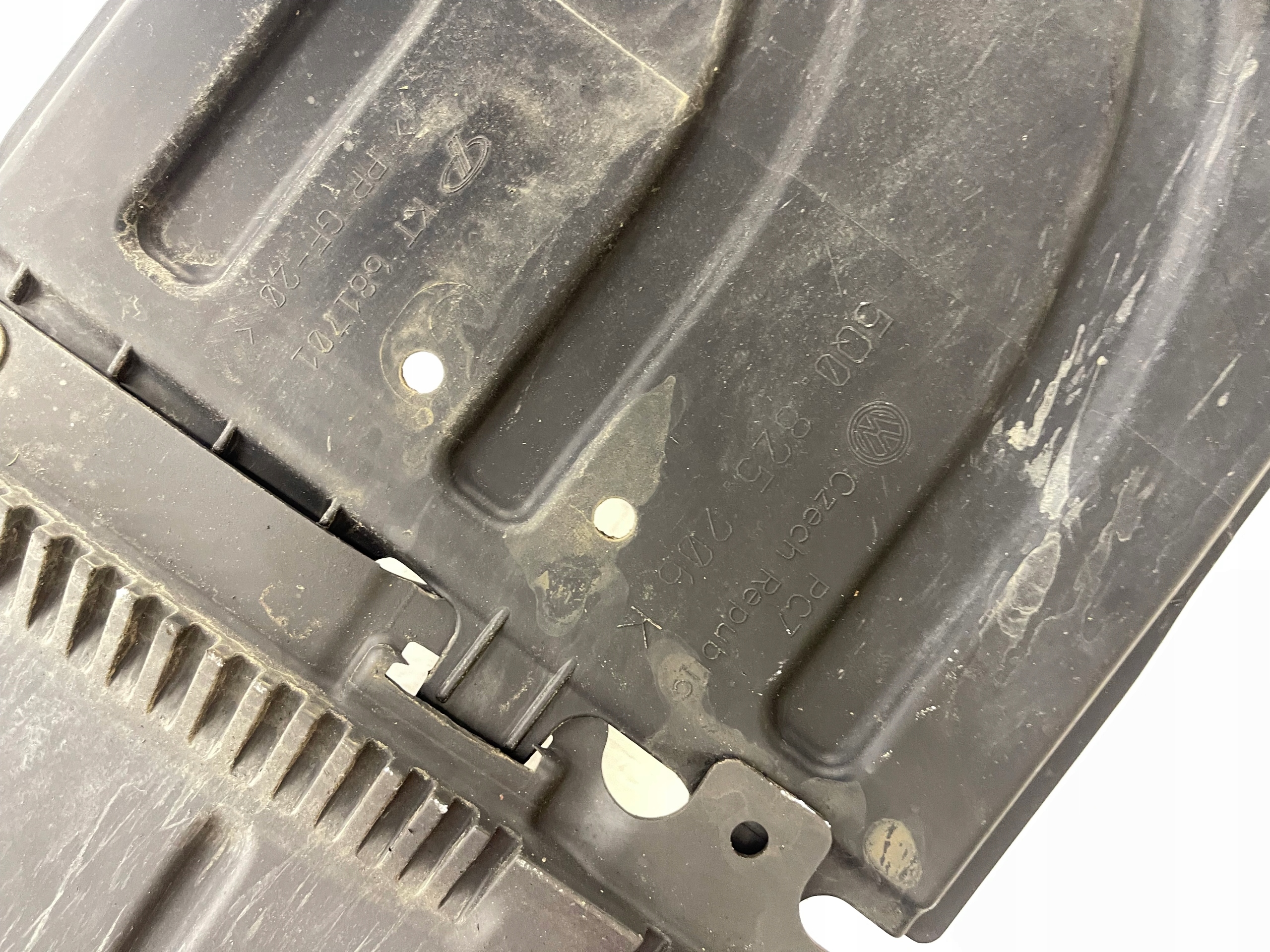AUDI A3 8V / VW GOLF 7 2012 - cover chassis left 5Q0825201L