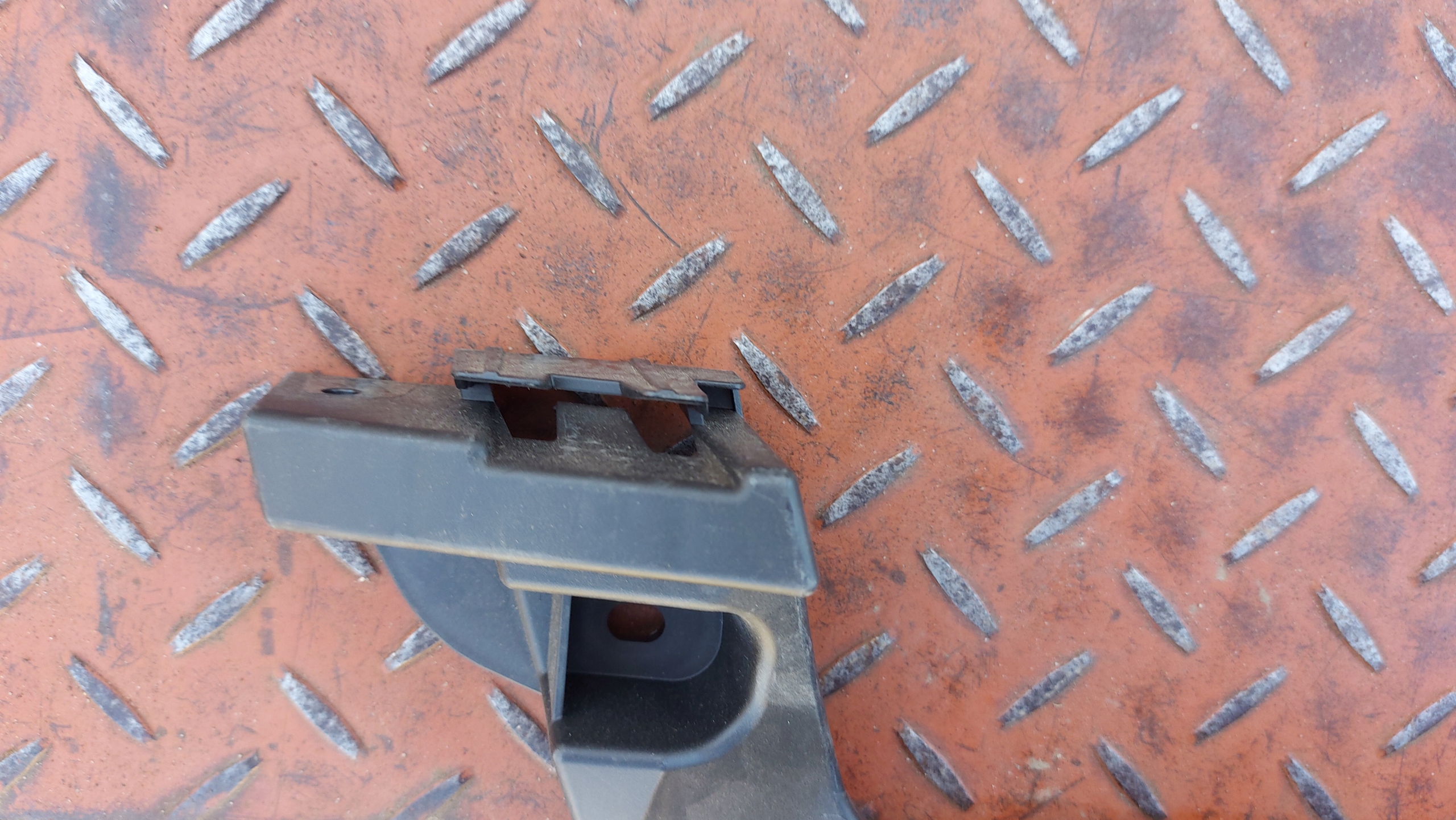 bumper bracket left rear part SKODA OCTAVIA III HB
