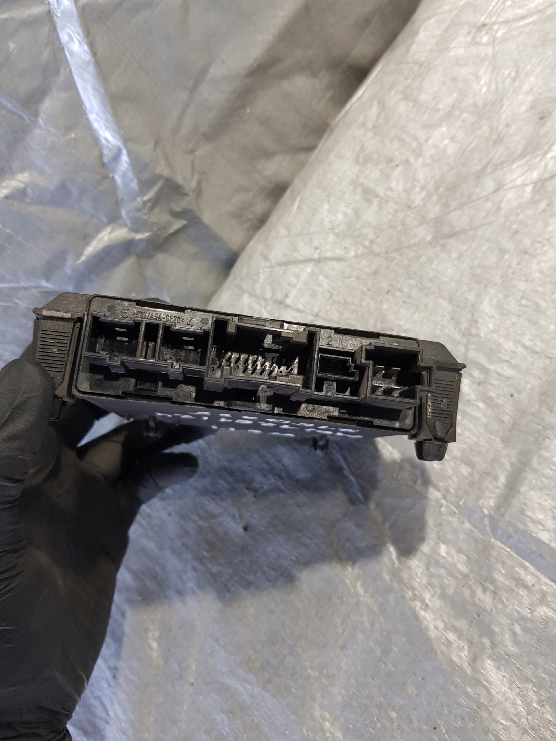 MERCEDES C KLASA W211 module control unit door left front 2108203526