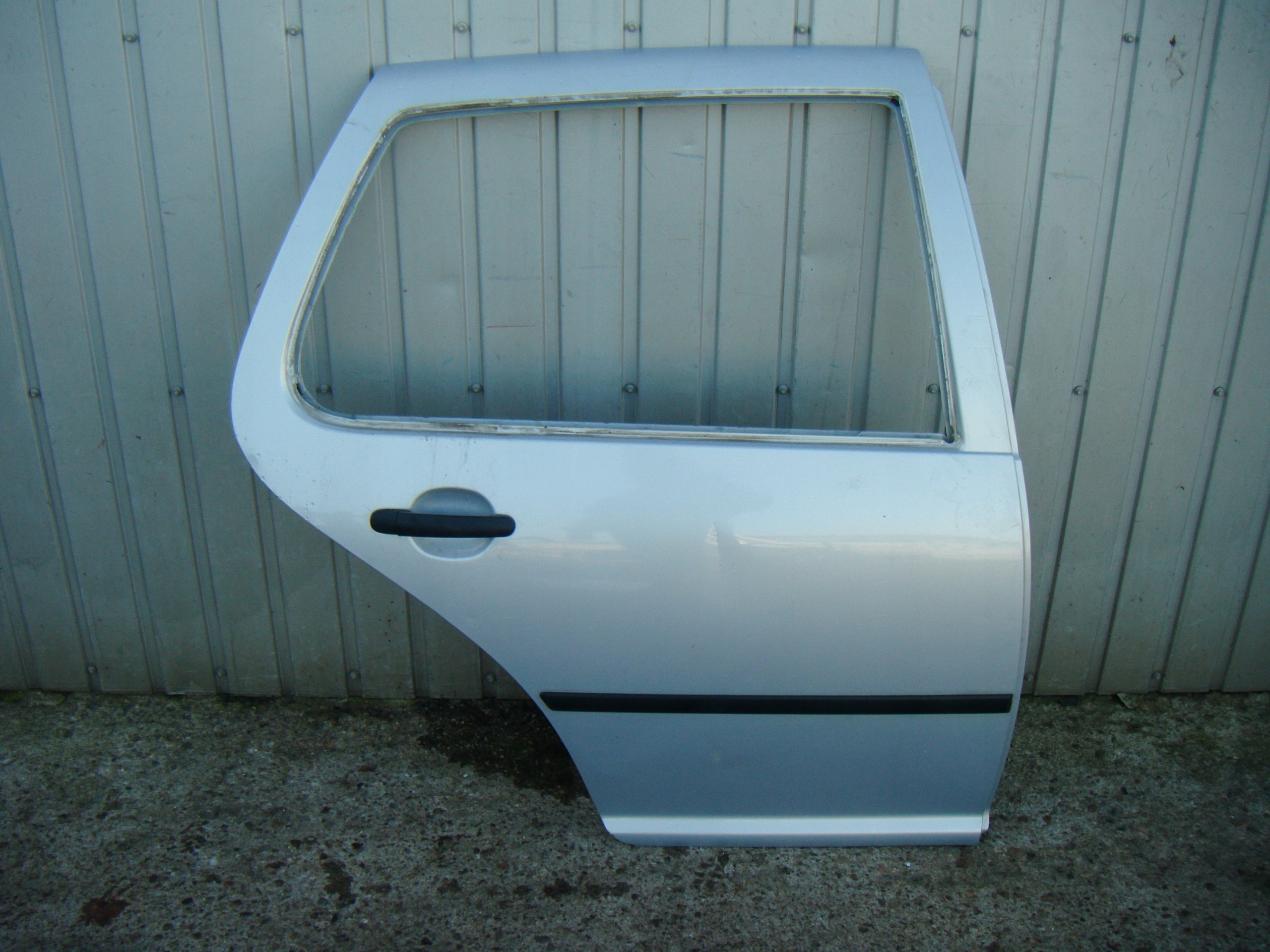 VW GOLF IV 4 97-06 LB7Z DRZWI PRAWY TYŁ