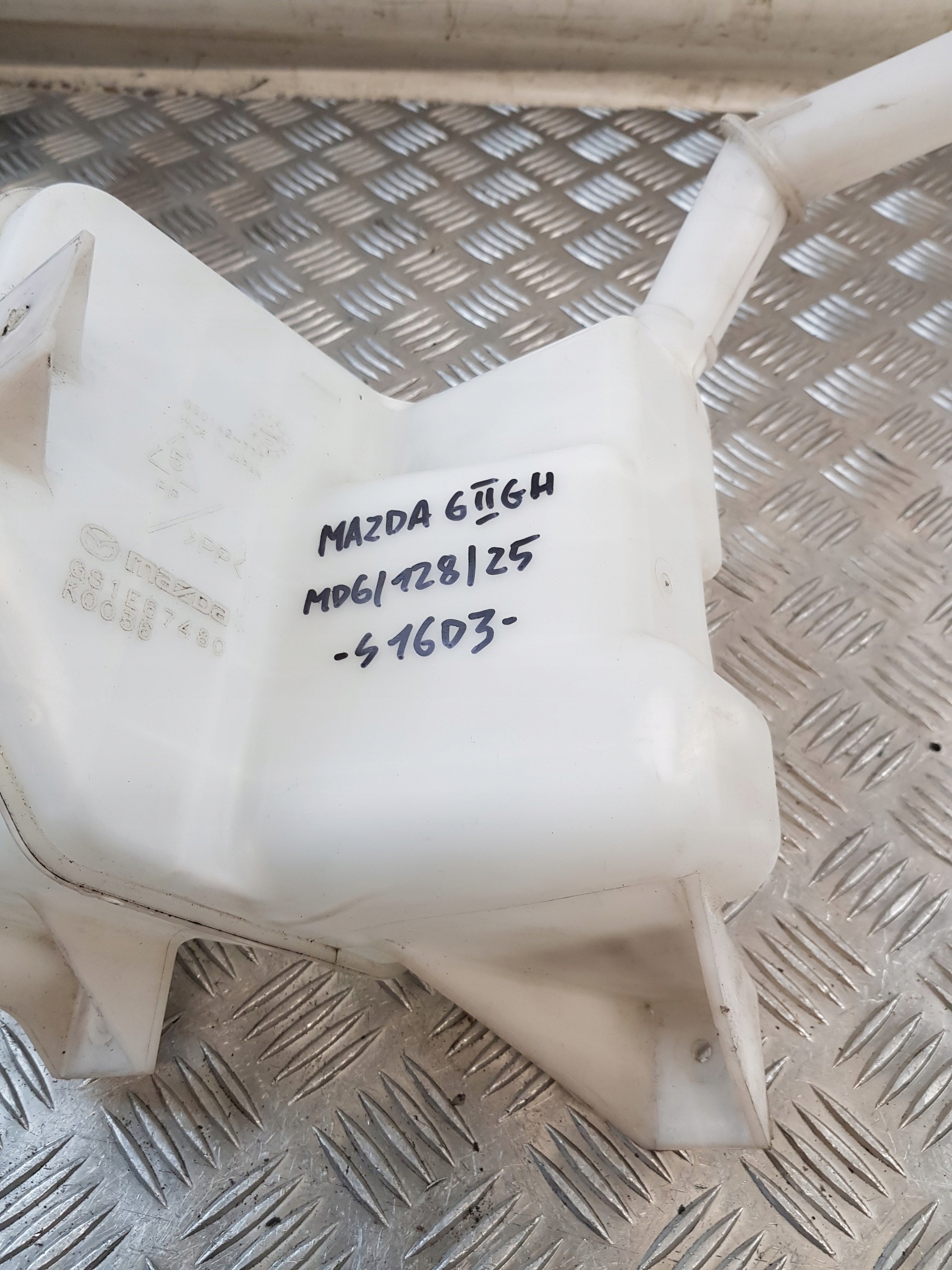 washer fluid tank GS1E67480 + POMPKI MAZDA II GH 11R